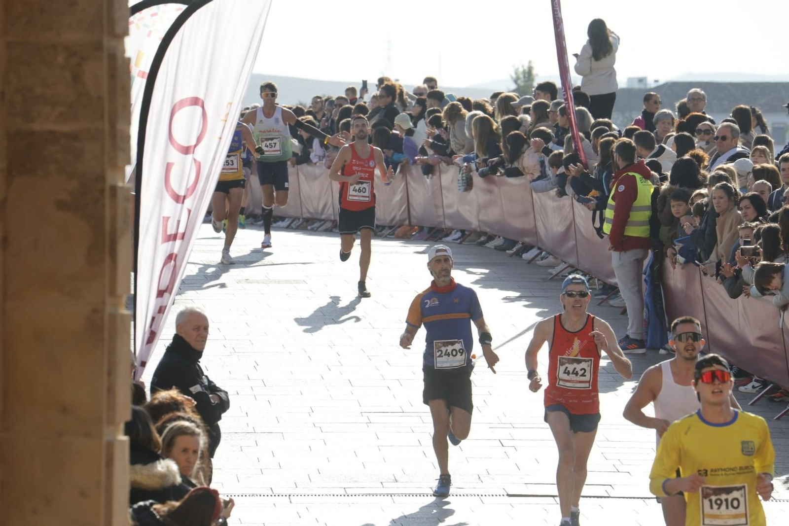 Media Maratón de Córdoba 2023: La gloria de cruzar la Puerta del Puente, en imágenes