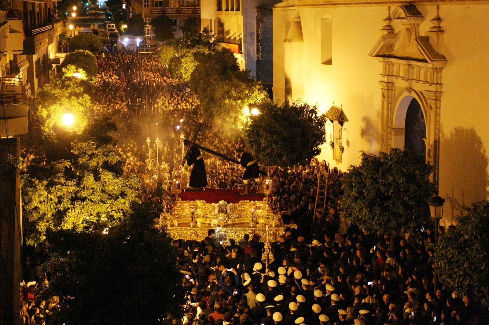 Imágenes del Nazareno recorriendo las calles de Huelva en la Semana Santa 2022.