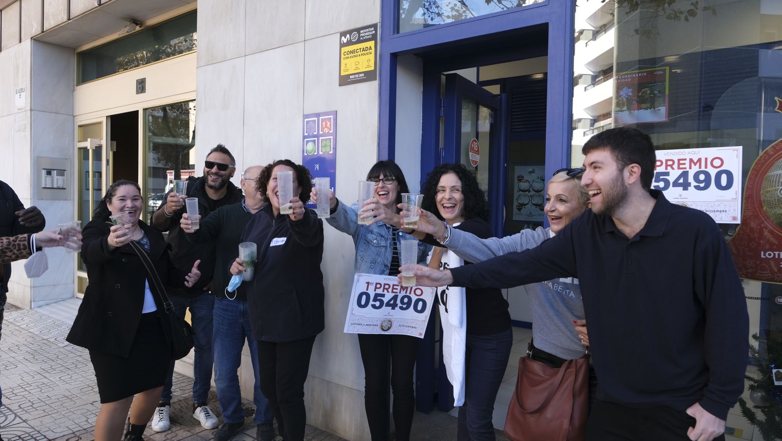 Imágenes de los premiados por la Lotería de Navidad en Almería y provincia