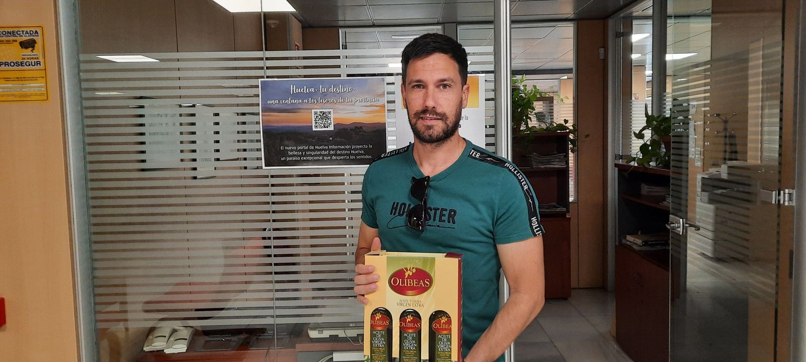 César Rodríguez Lepe, ganador del sorteo de mayo, con su pack de Olibeas
