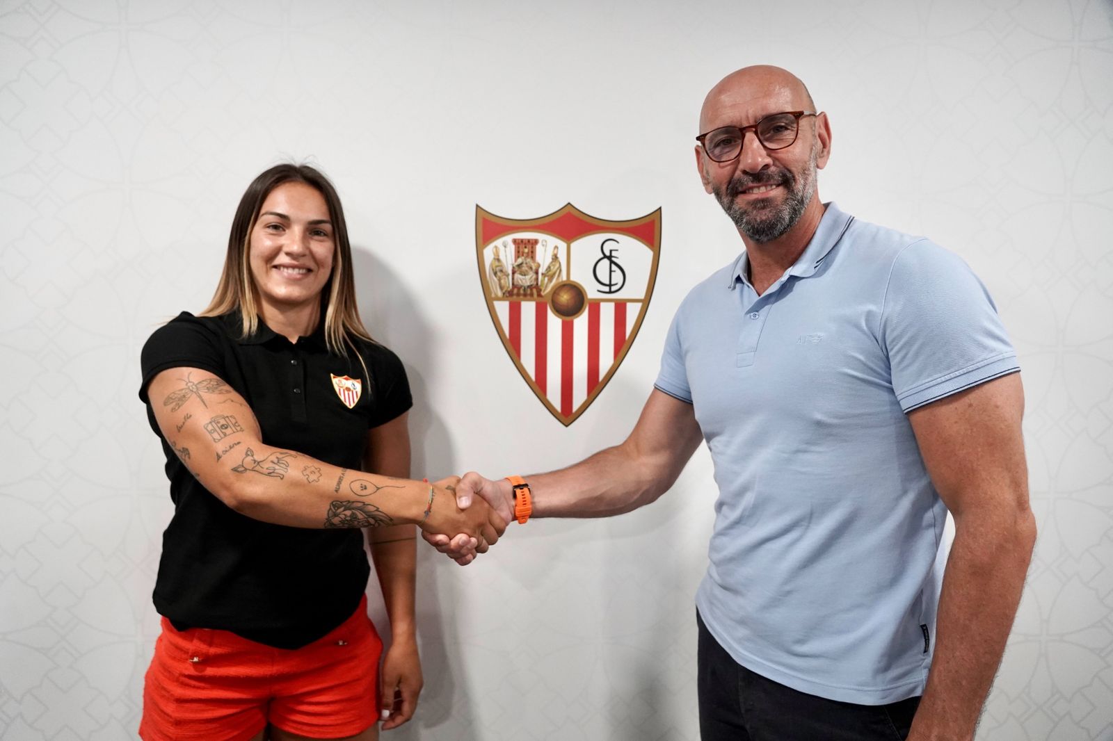 Monchi saluda a la portera Yolanda Aguirre en su presentación.