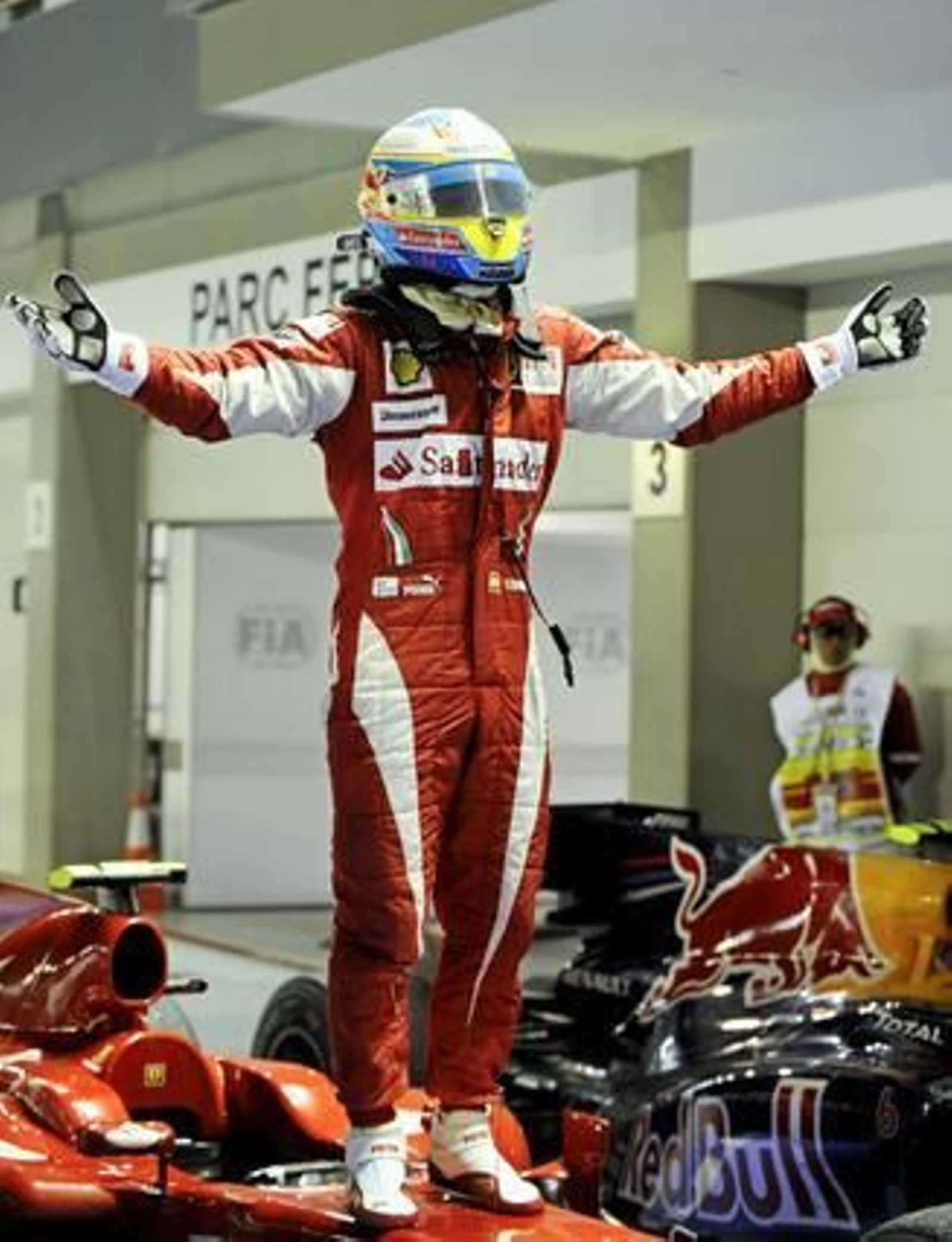 Fernando Alonso se acerca al liderato del Mundial tras ganar el Gran Premio de Singapur. / EFE