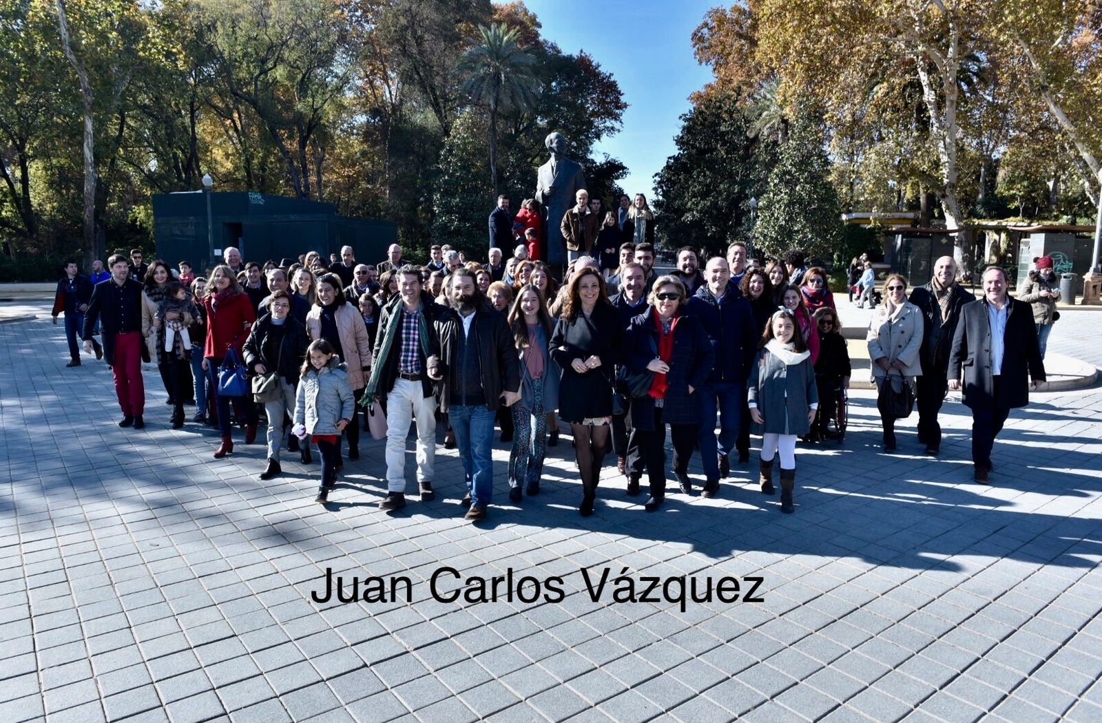 Descendientes de Aníbal González junto a la estatua del arquitecto.