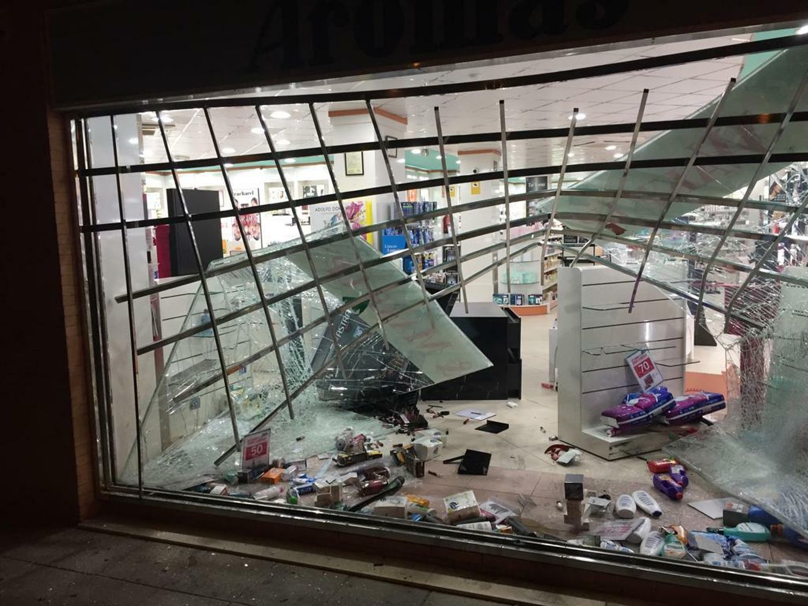 Las imágenes del robo por alunizaje en la perfumería Aromas de Los Bermejales