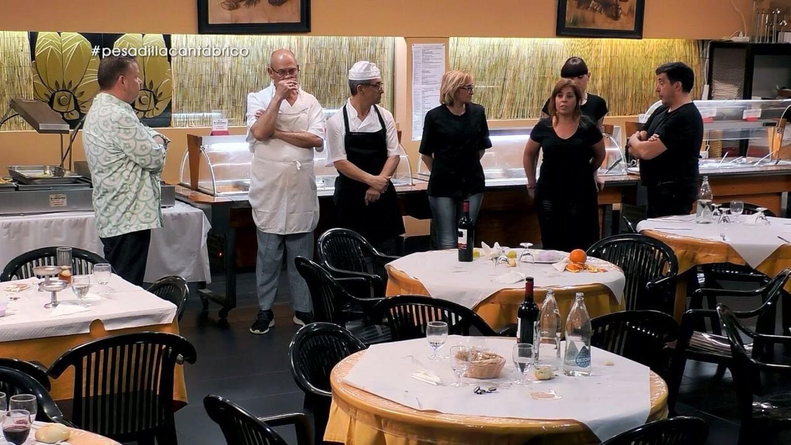 Chicote lee la cartilla al personal tras el primer servicio.