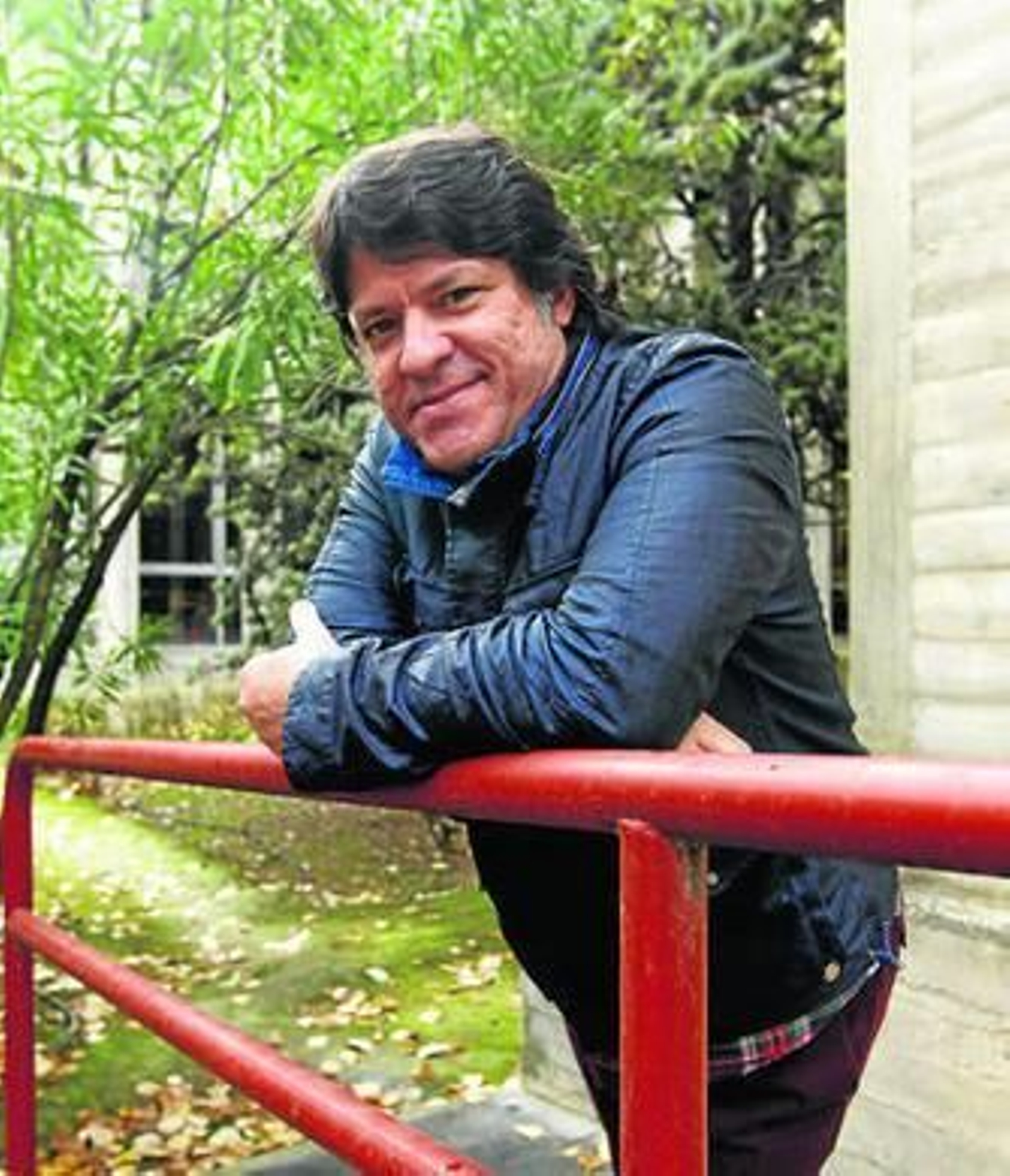 El escritor Iván de la Nuez, en los jardines de la Facultad de Filosofía y Letras.