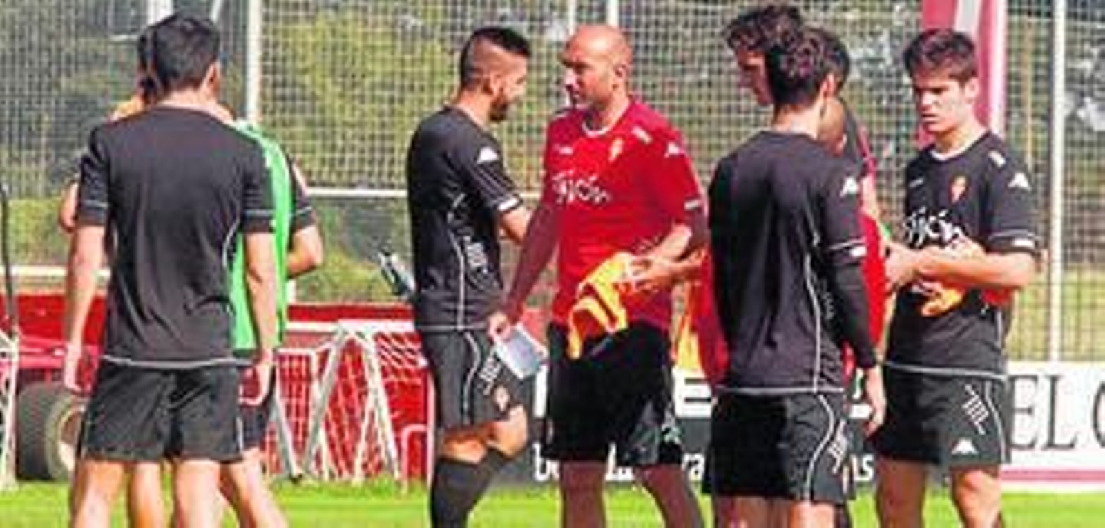 El técnico del Sporting, Abelardo Fernández, reparte los petos en el entrenamiento.