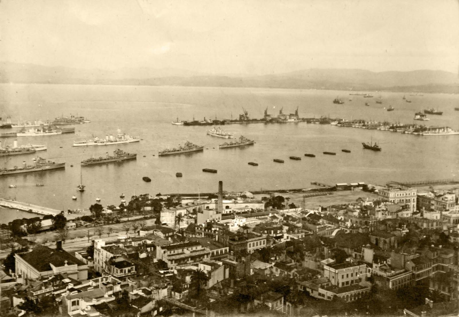 Vista del puerto de Gibraltar con la flota británica amarrada. Su disposición es similar a la que Visintini registró en las horas previas al lanzamiento de la operación B.G. 5.