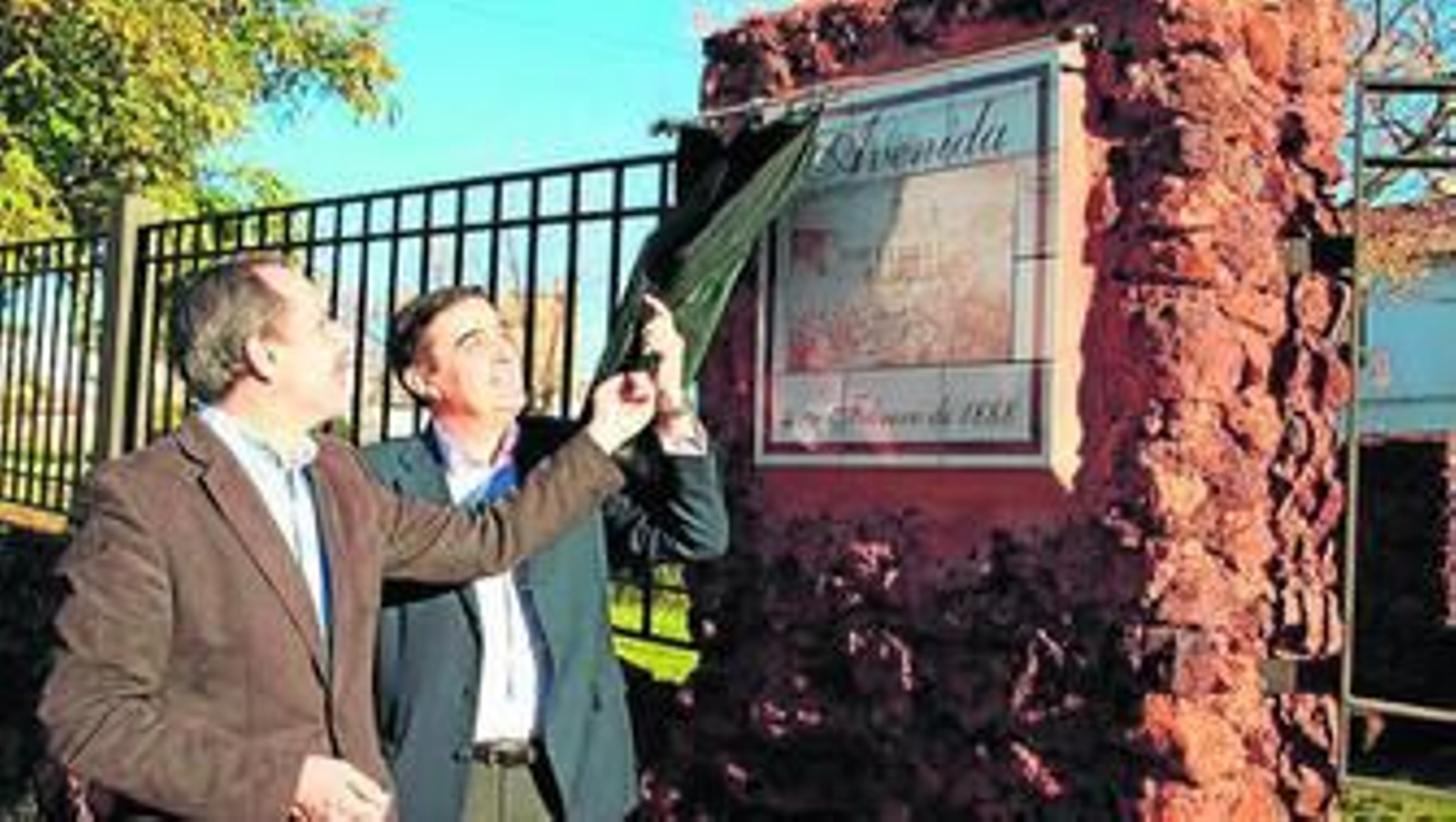 El alcalde de Nerva y el delegado de Cultura, ayer descubriendo el azulejo de la Avenida 4 de Febrero de 1888.