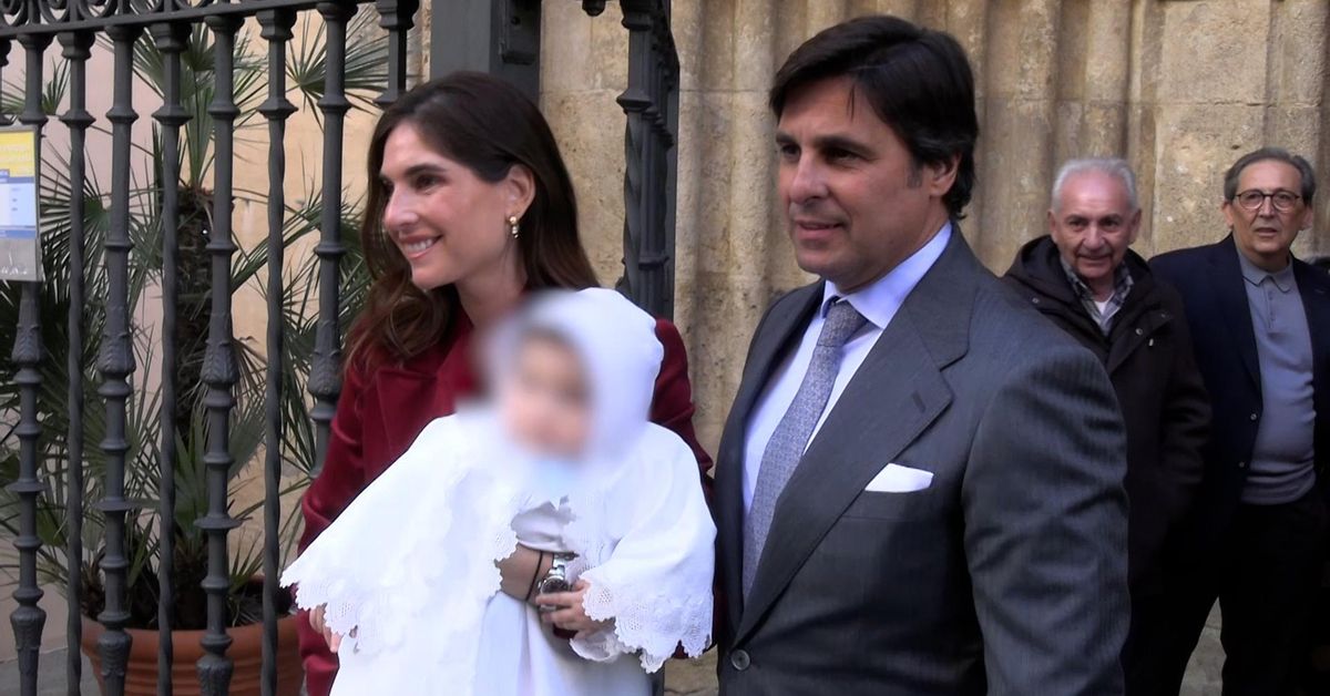 Vídeo | Francisco Rivera y Lourdes Montes bautizan en Triana a su tercer hijo, Nicolás