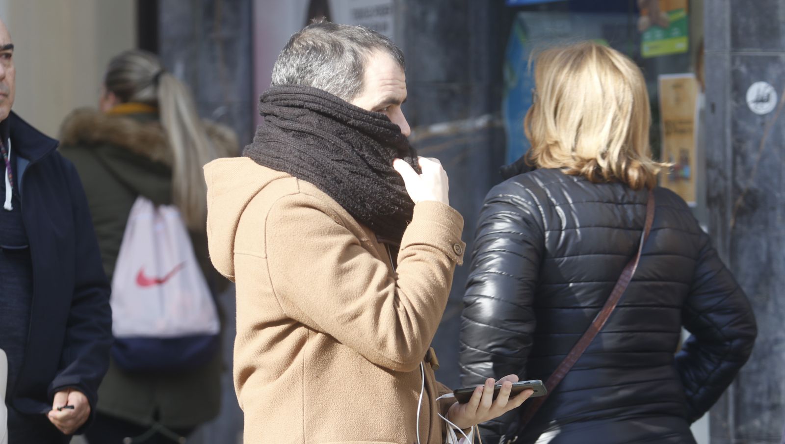 Una personas se protede del frío en Córdoba con una bufanda.