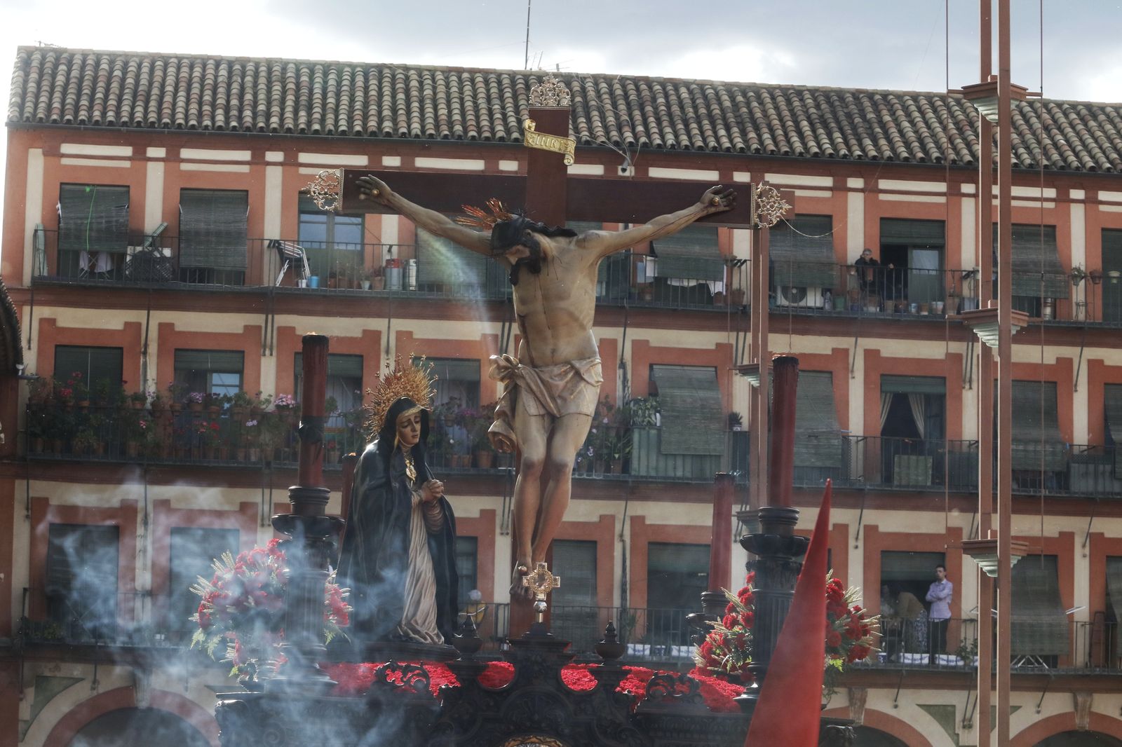 Jueves Santo en Córdoba: La procesión de la Caridad, en imágenes