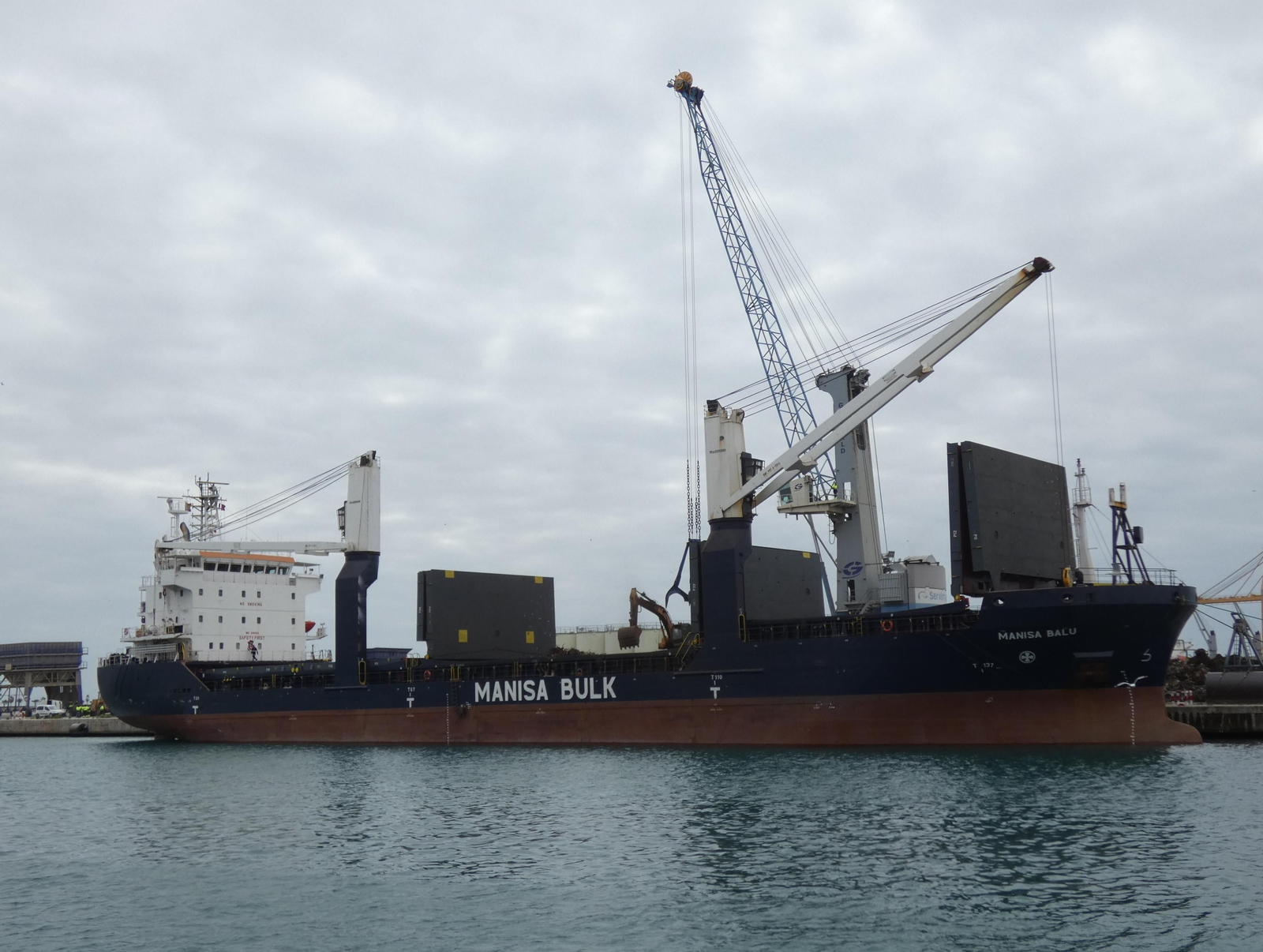 'Manisa Balu' cargando chatarra hace unos días en el puerto de Málaga.