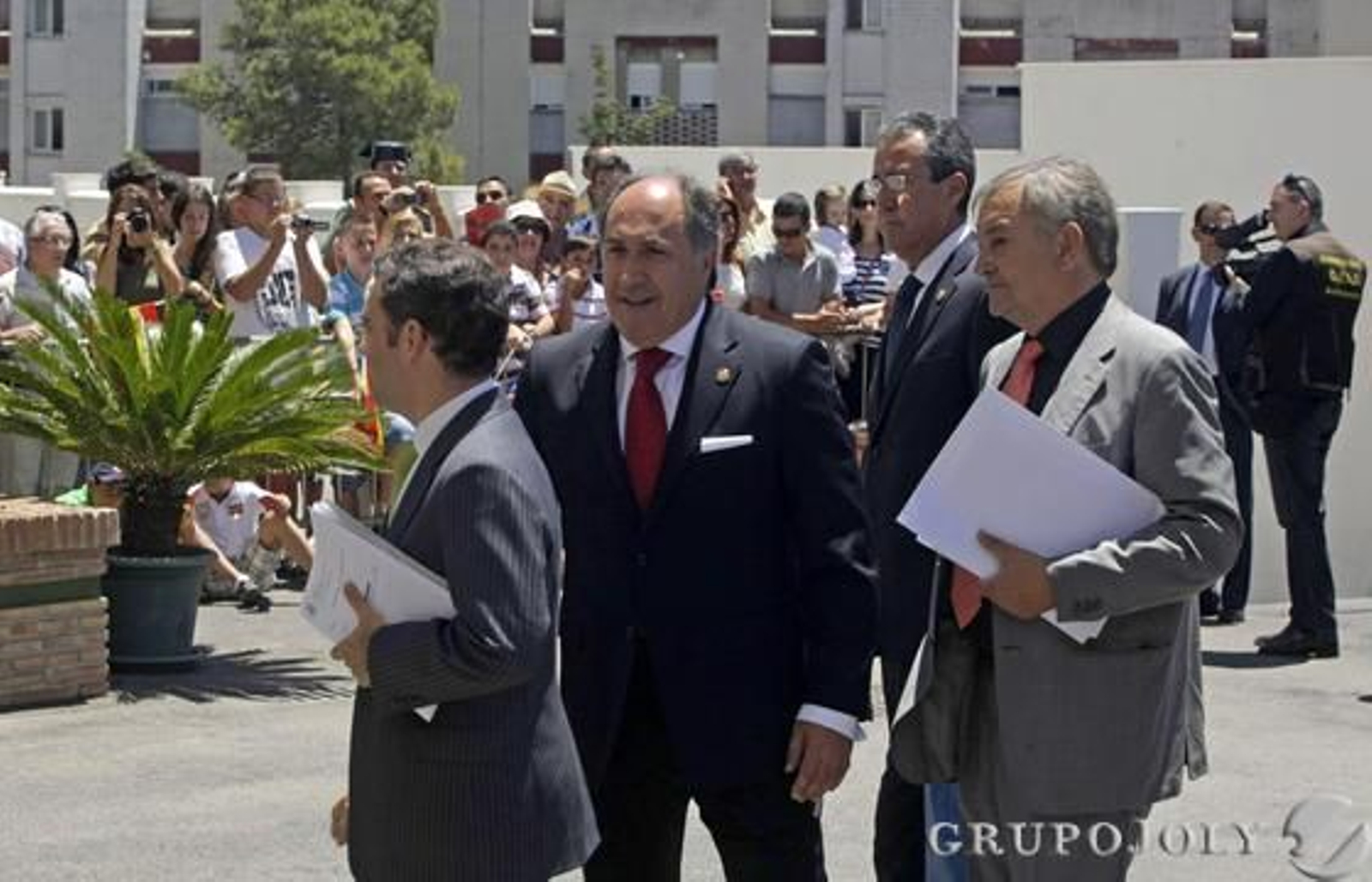 Don Juan Carlos muestra su apoyo a los pescadores y a la Guardia Civil por el trabajo que realizan./Erasmo Fenoy