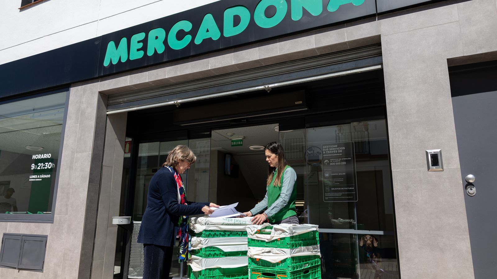 Noelia Ramos, gerente de la tienda de Almonte y Rocío Silvano Muñoz, trabajadora social y voluntaria de la Fundación Luis Orione