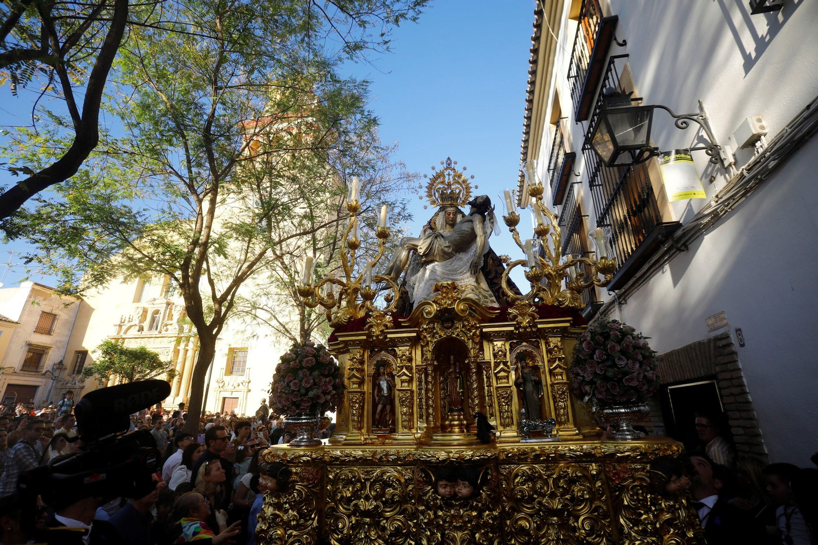 Jueves Santo en Córdoba: la procesión de Las Angustias, en imágenes