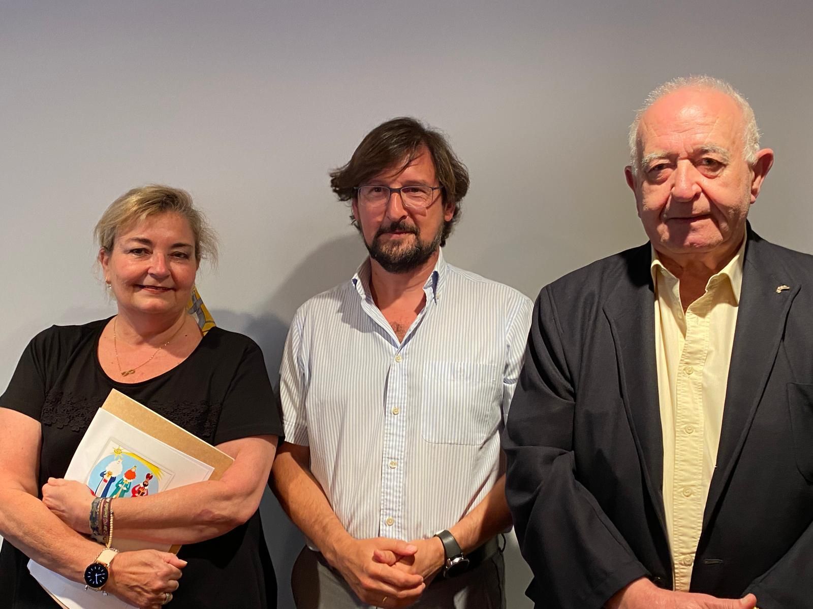 Manuel Navarro, en el centro, junto a la secretaria, Carmen Izquierdo, y el tesorero, Antonio Sainz.