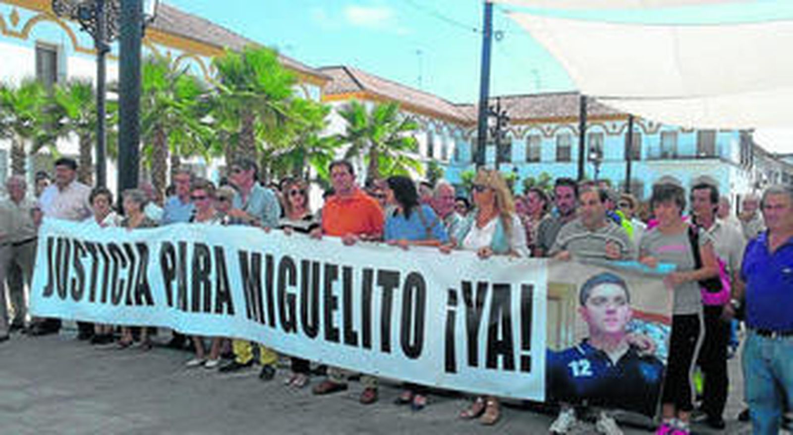 Concentración, ayer, en la plaza Mayor de Andalucía.