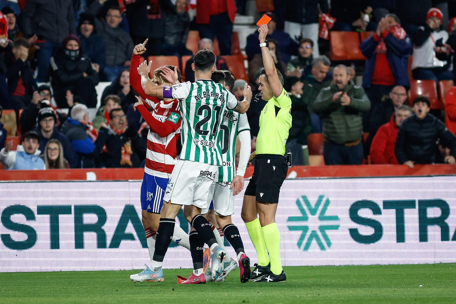 Pérez Hernández le muestra la tarjeta roja al jugador del Córdoba Carlos Isaac.