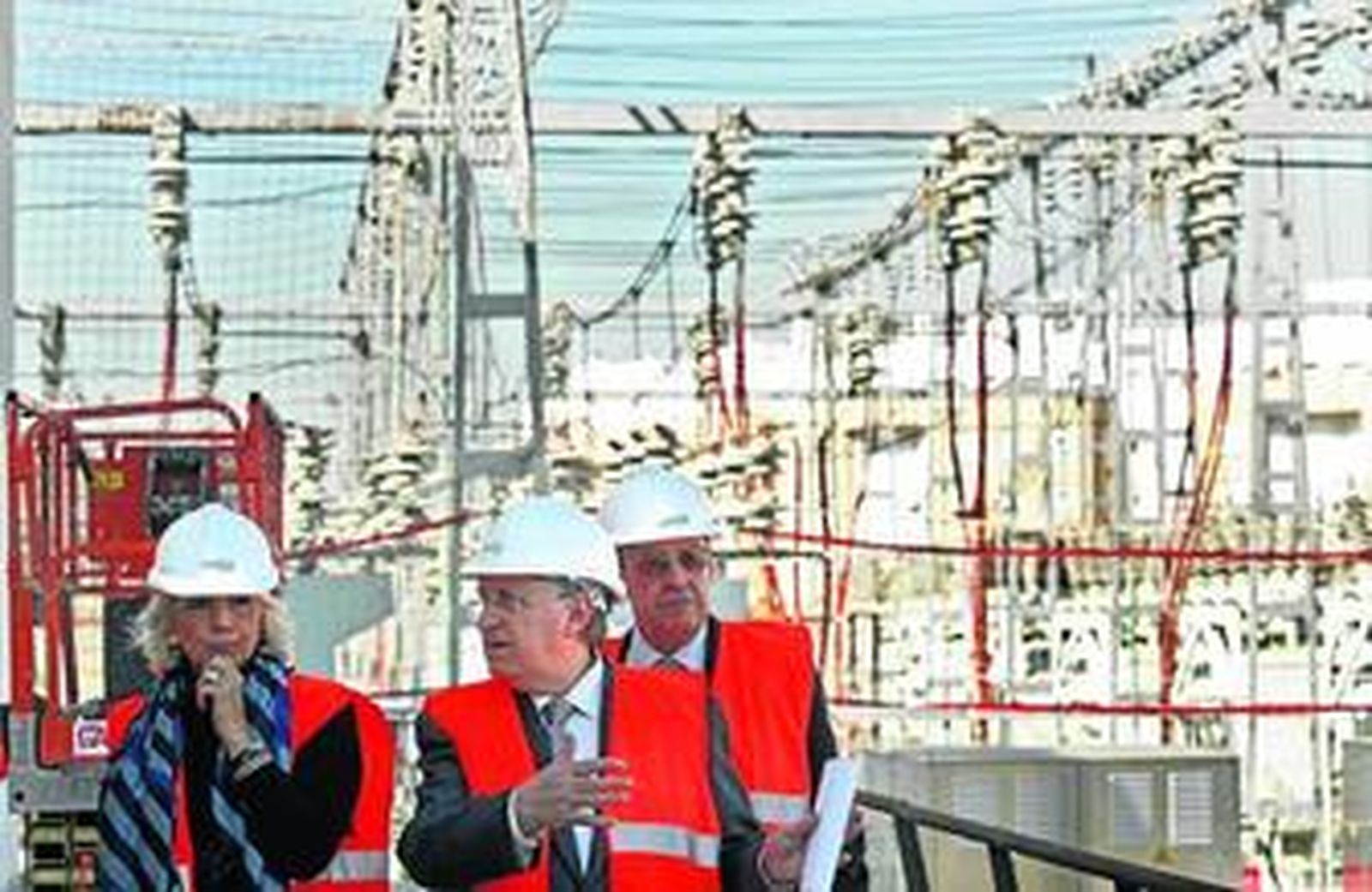 Teófila Martínez, José Blas Fernández y Juan Sales realizan una visita a las nuevas instalaciones.