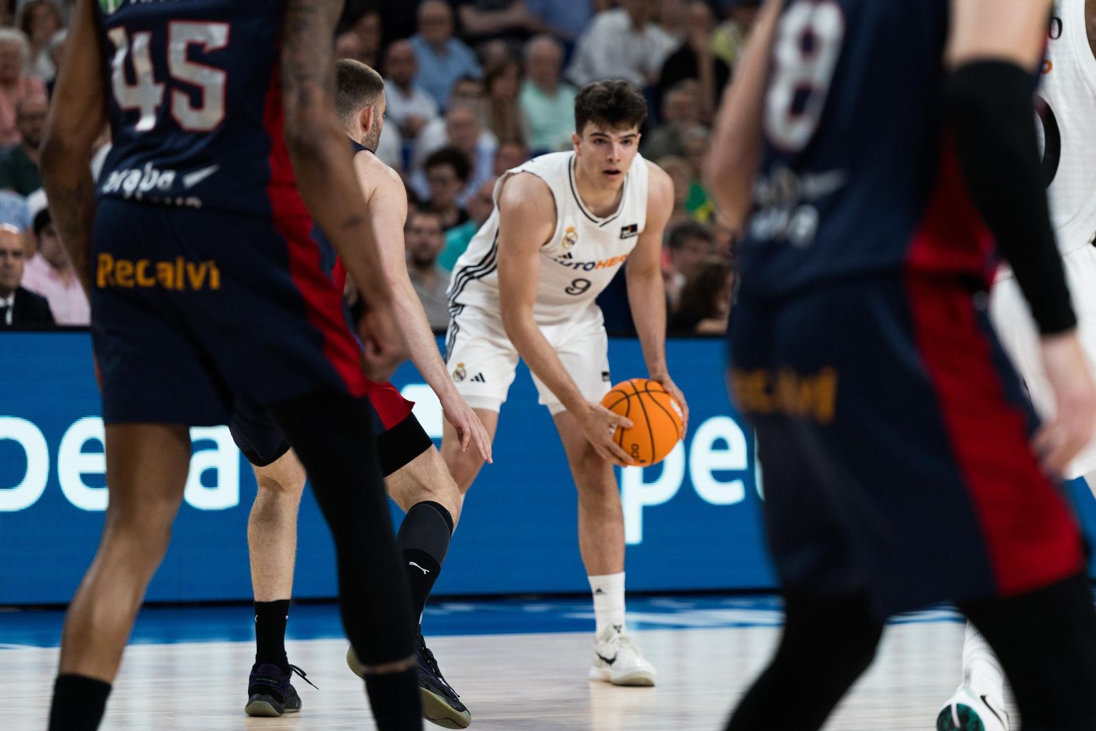 El Real Madrid sufre pero gana al Baskonia (82-76)