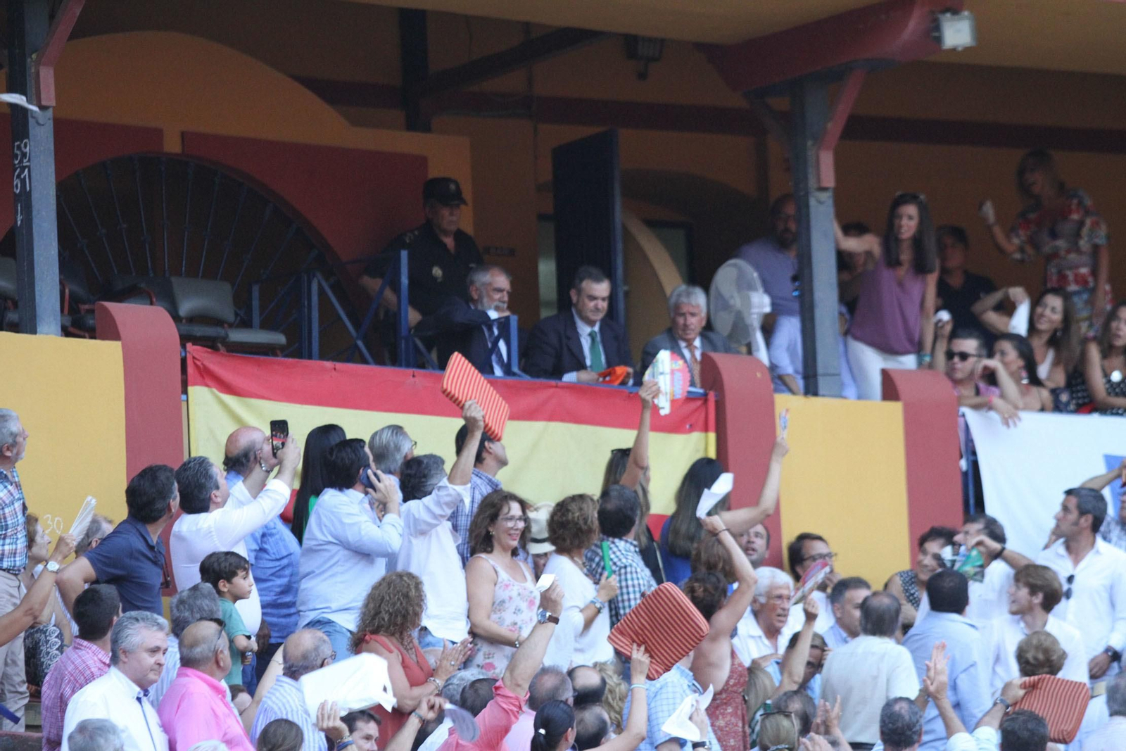 Imágenes de la faena de Miguel Angel Perera en el coso Onubense.