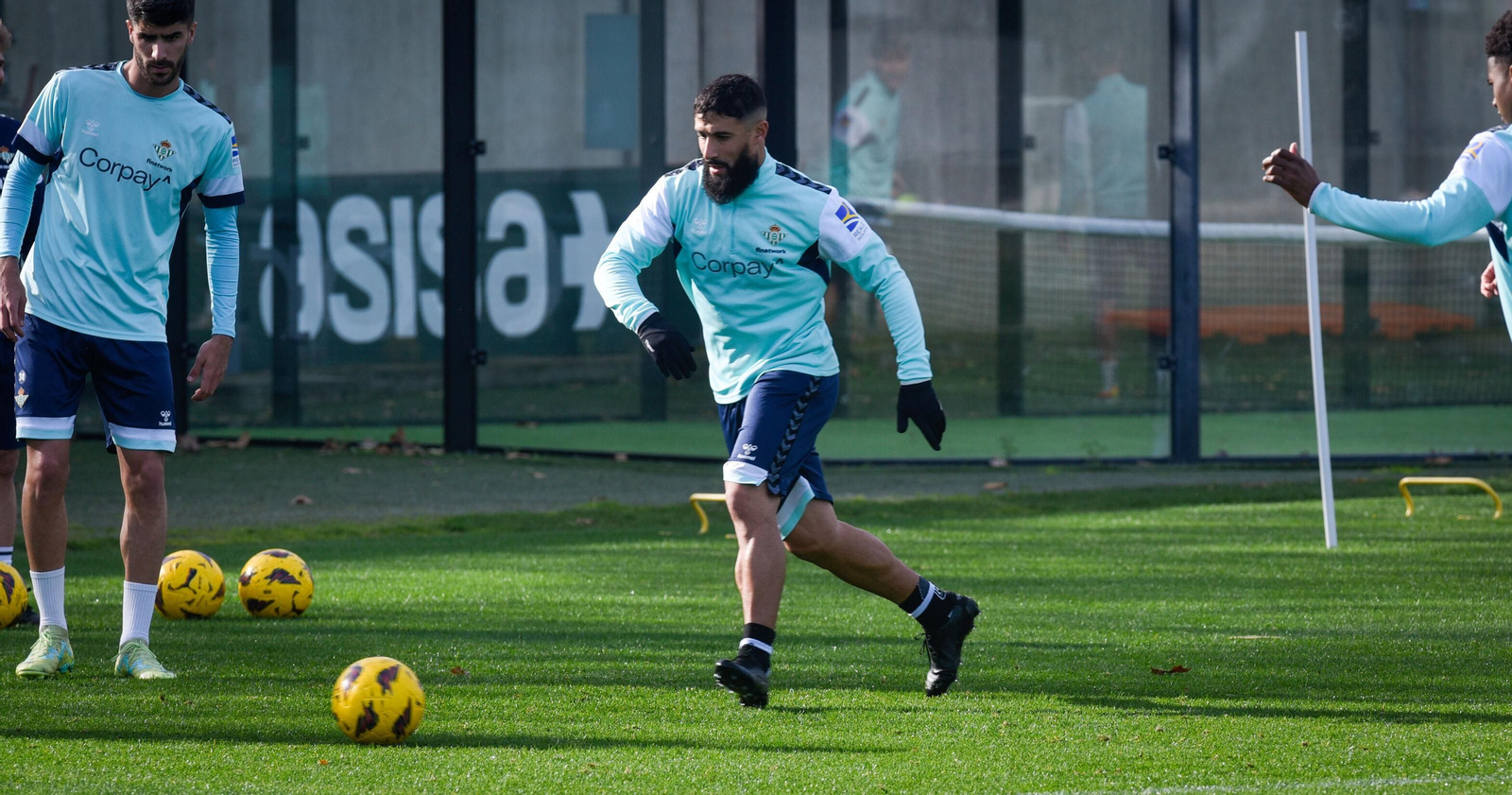 Nabil Fekir realiza un ejercicio con balón en un entrenamiento reciente de los verdiblancos en la ciudad deportiva.
