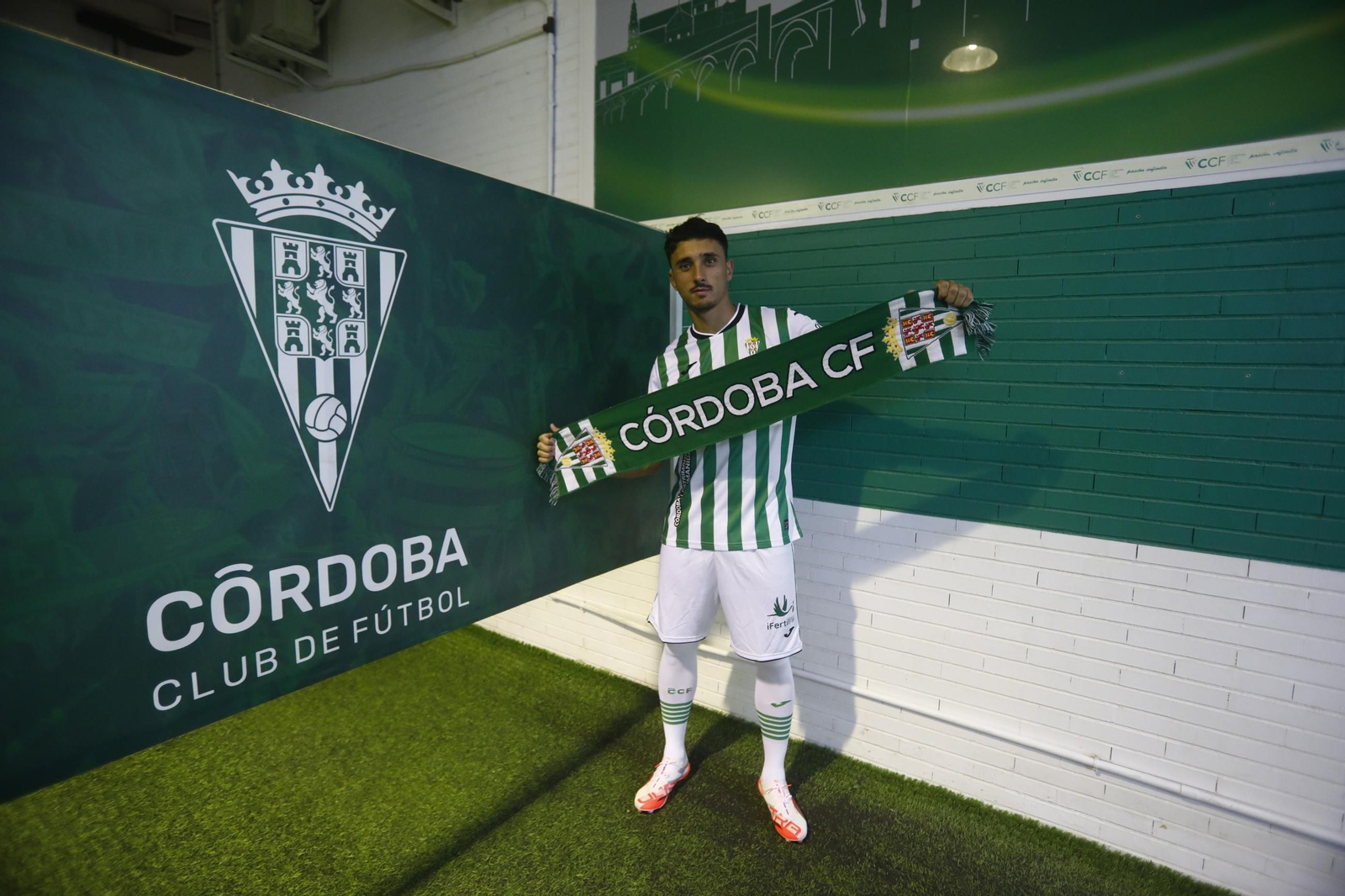Las mejores fotos de la presentación de Ignasi Vilarrasa como nuevo jugador del Córdoba CF