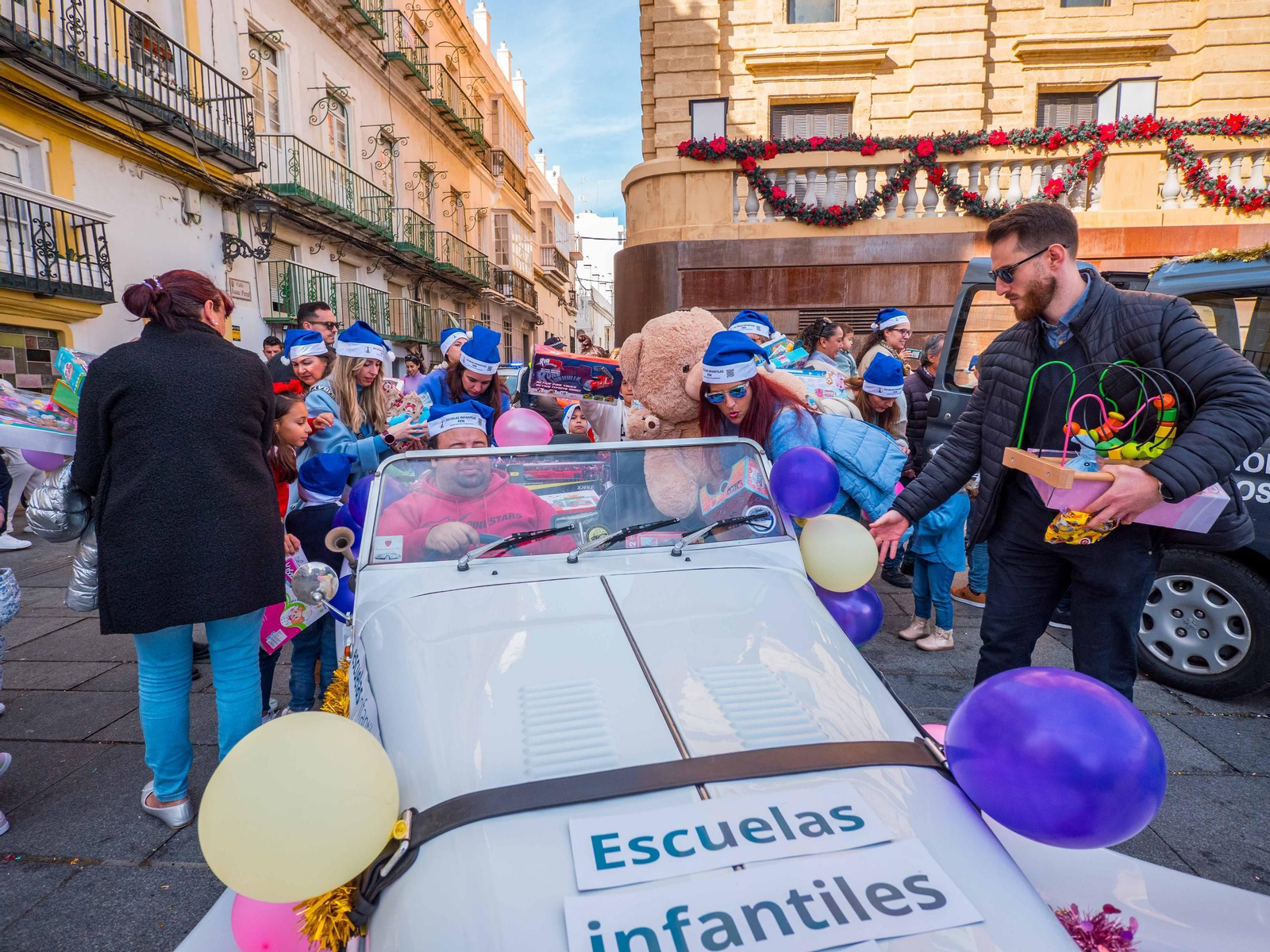 La Caravana Solidaria recoge cientos de regalos para echar una mano a los Reyes Magos en San Fernando