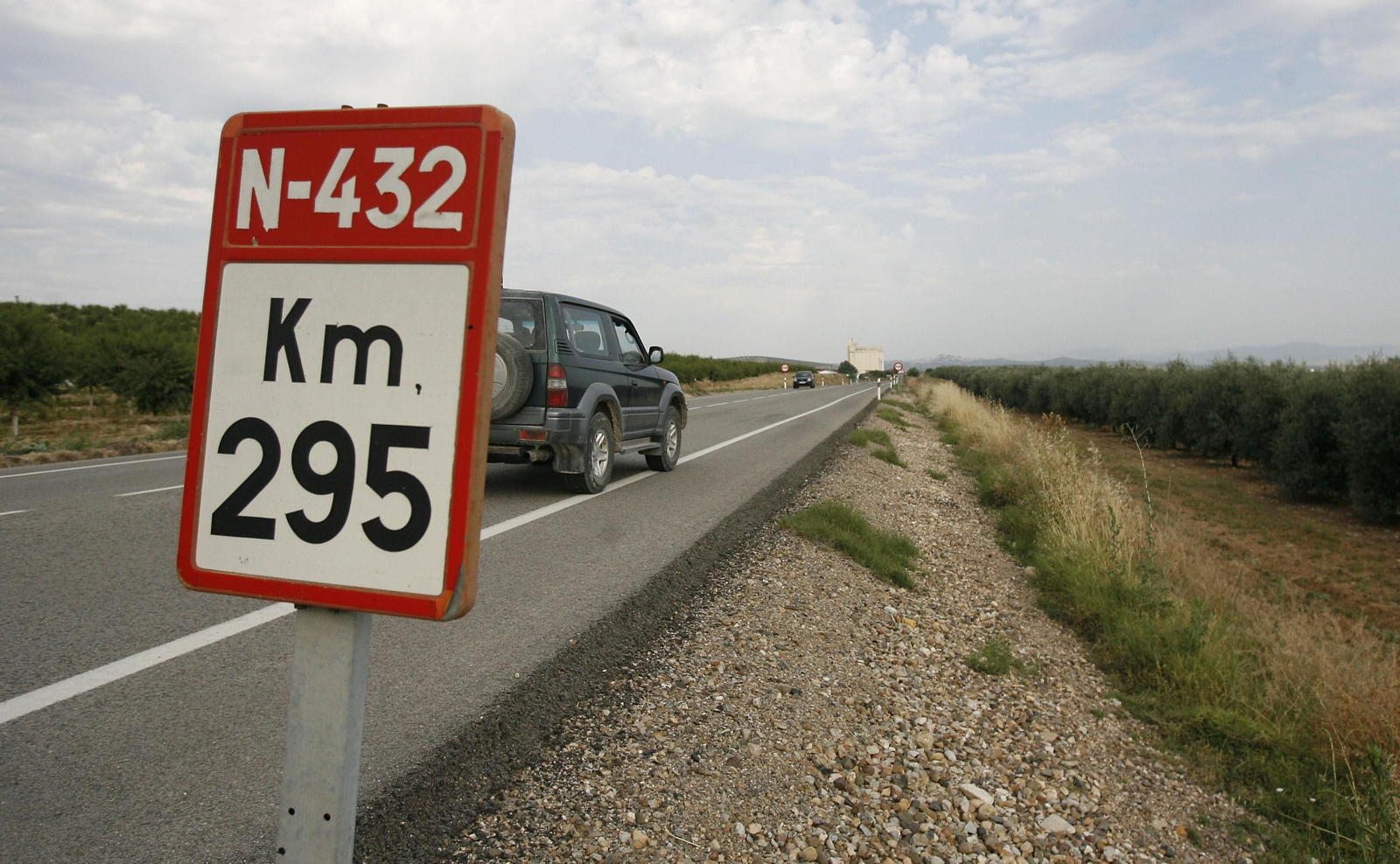 Un tráfico circula por la N-432.