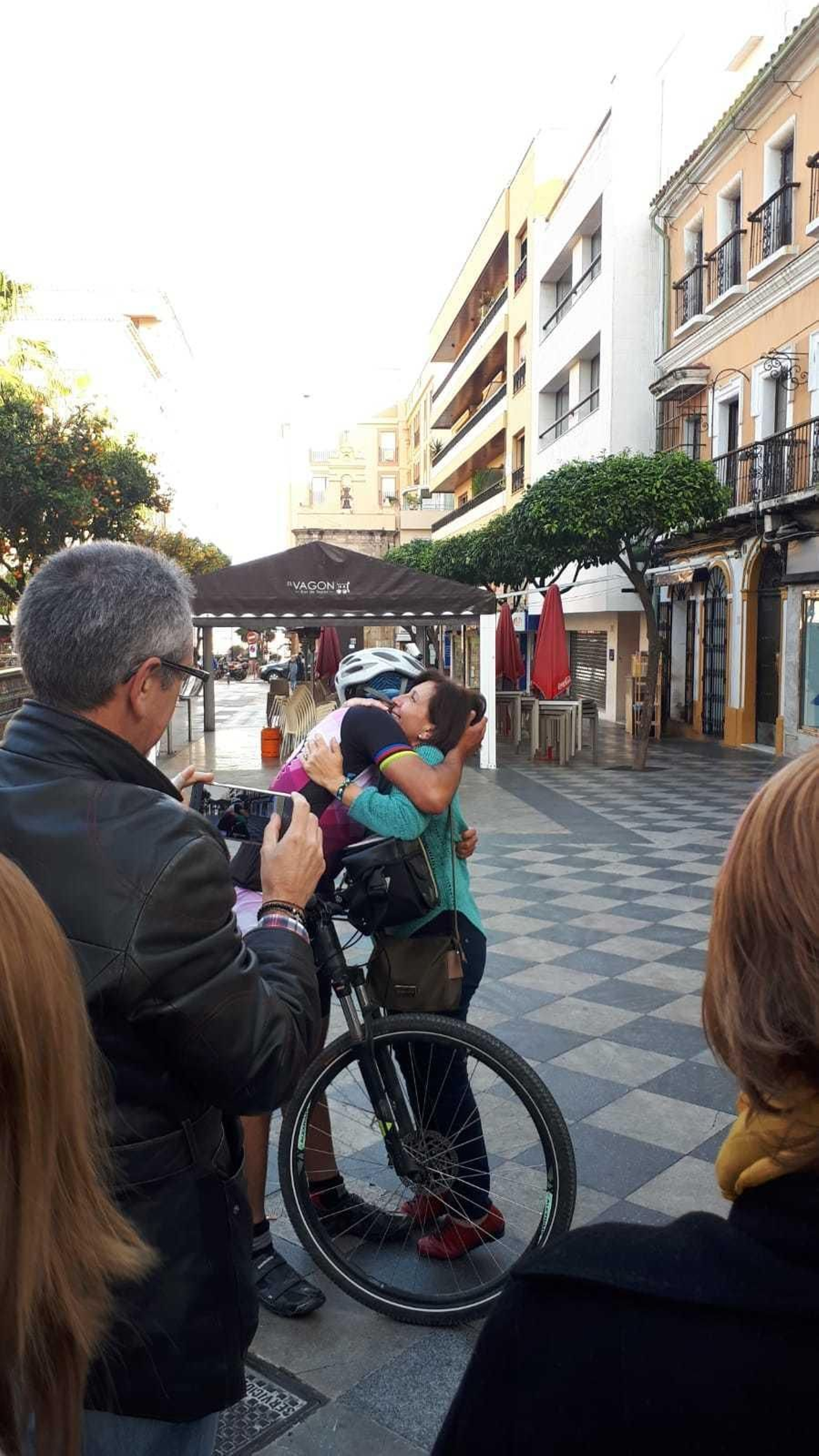 Christian Morillas abraza a su madre, María Ángeles Vera.