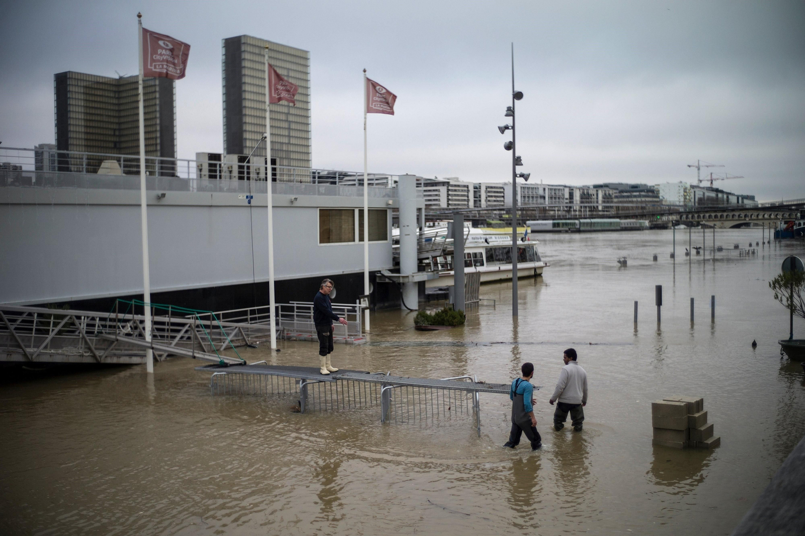 El río Sena se desborda dejando imágenes de París inundada