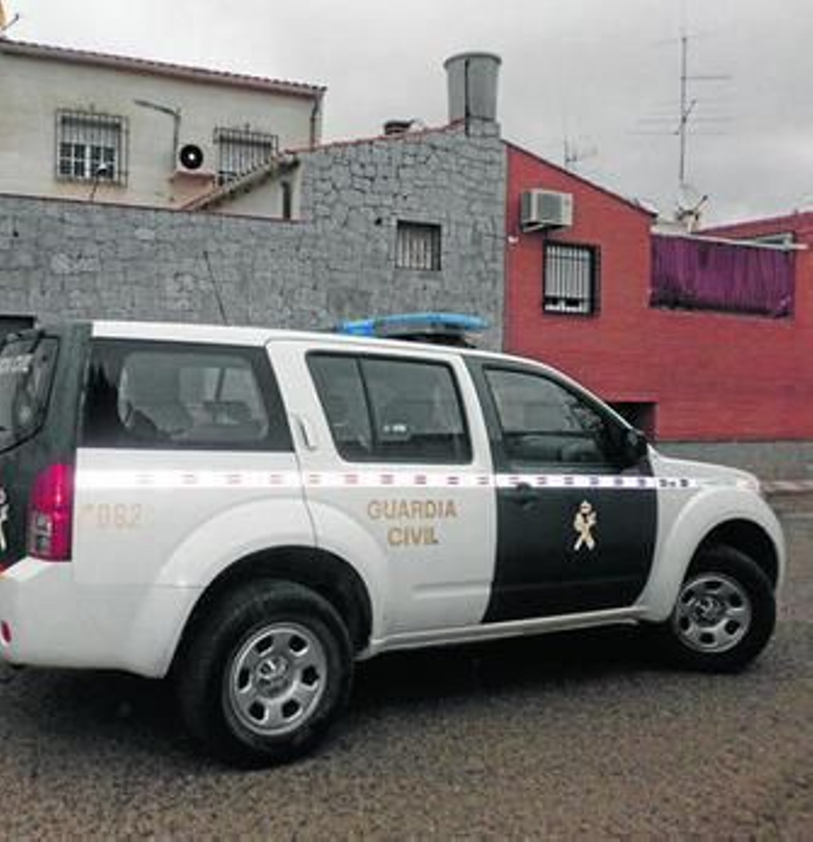 Un furgón del Instituto Armado, ante la vivienda de Luisa Ruiz, el martes por la mañana.