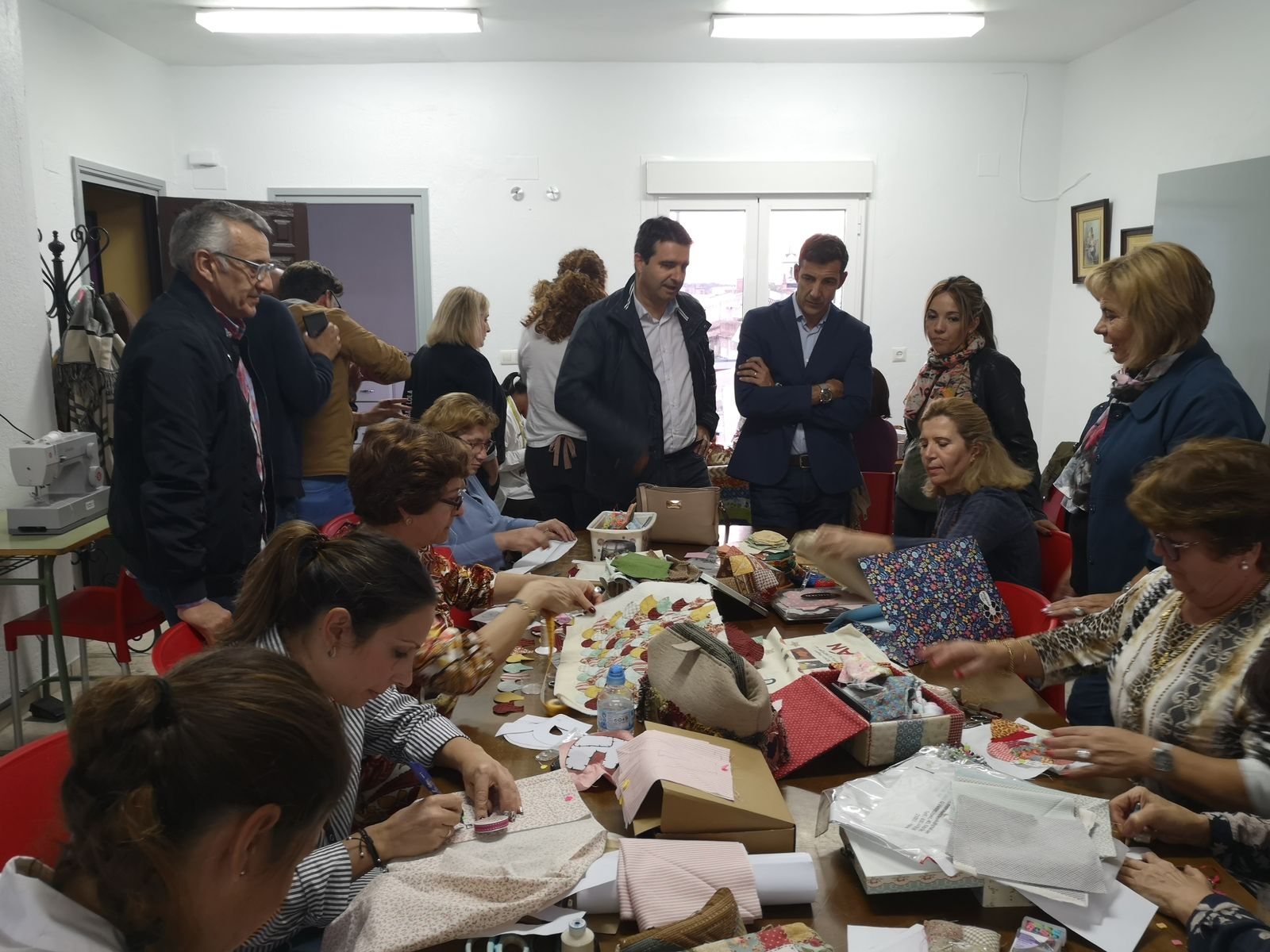 El candidato socialista número uno por Huelva al Senado, Amaro Huelva, en su visita a Bonares.