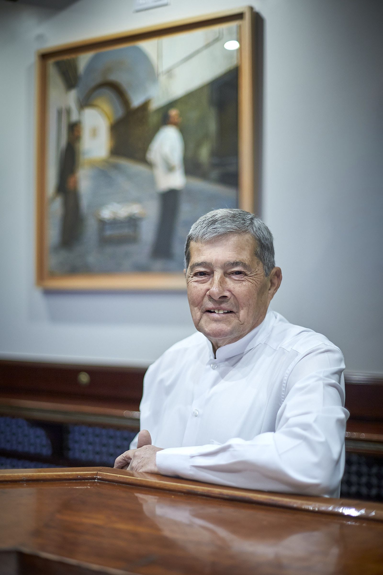 Diego Daza en la barra de El Faro el día que dijo adiós por jubilación.