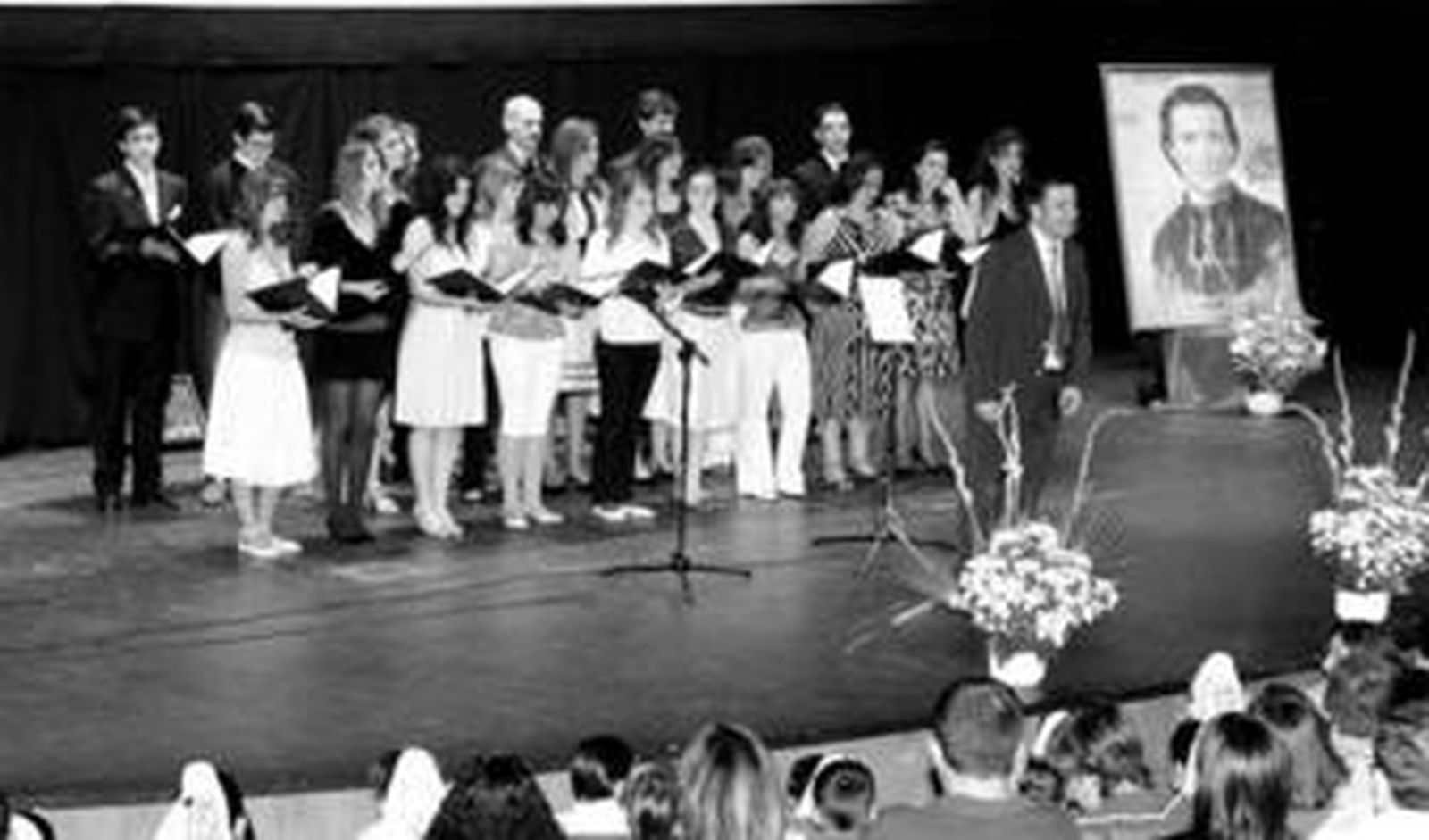 1. El Coro Marcelino Champagnat tuvo una cuidada actuación en la clausura del 75 Aniversario de los Maristas en Huelva  2. Miguel Fuentes, director del Colegio Colón, y el hermano Juan Antonio Guerrero que intervino ayer en el acto. 3. El alcalde de Huelva, Pedro Rodríguez, con el director Miguel Fuentes y la concejal Pilar Miranda, en primer término. 4. El hermano Juan Antonio, con el sacerdote Juan Mairena y la comunidad de Hermanos Maristas. 5. Numeroso público acudió ayer al Palacio de Congresos de la Casa Colón, donde se celebró el acto de clausura 6. El grupo de baile de alumnos de segundo de Primaria actuaron interpretando 'Mi Huelva tiene una ría'.