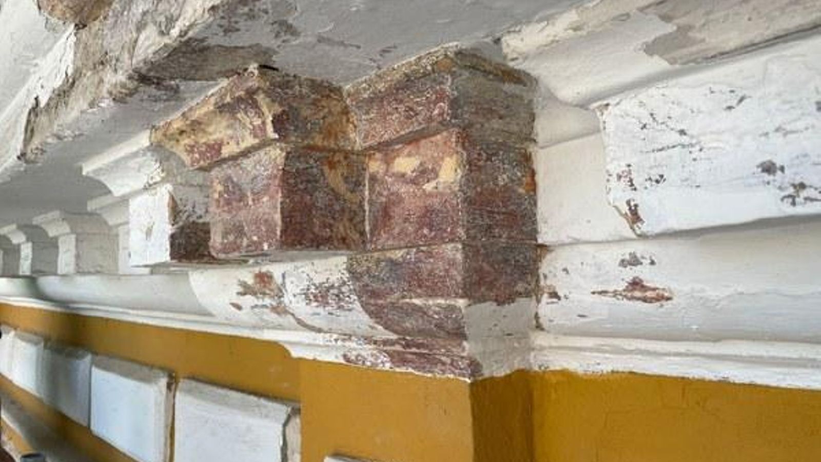 Policromías originales halladas en la restauración del Arco de la Macarena.