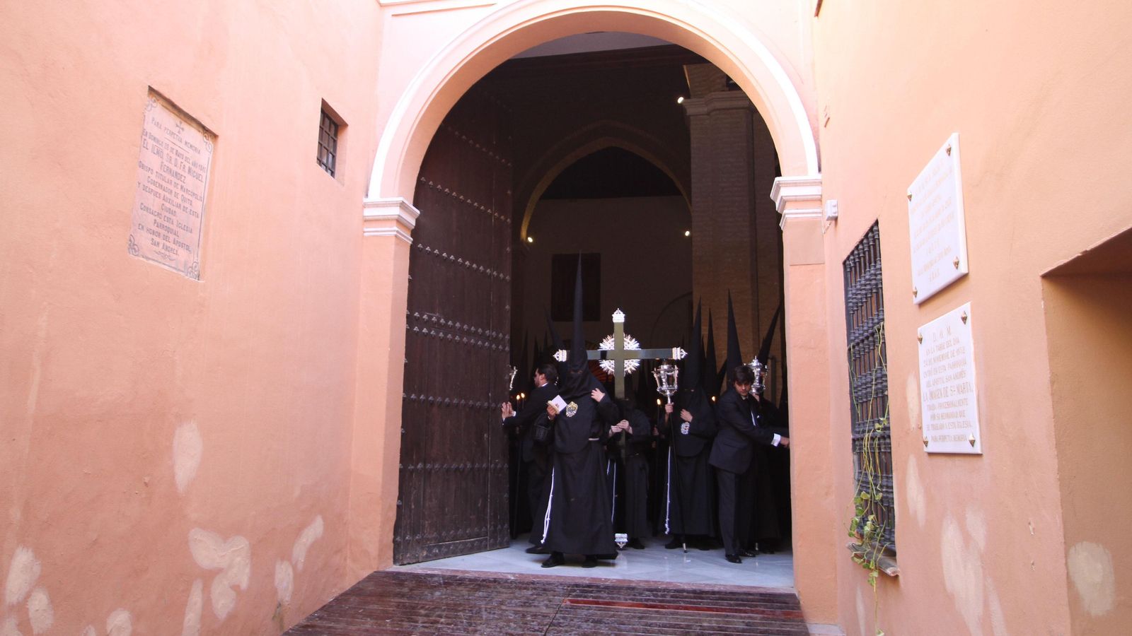 La Hermandad de Santa Marte sale de la Iglesia de San Andrés.