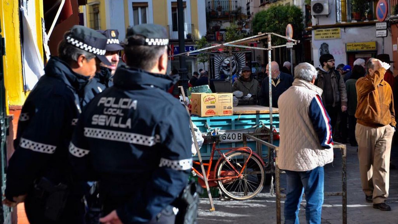 Dos agentes controlan el mercadillo, una vez retirados algunos puestos.
