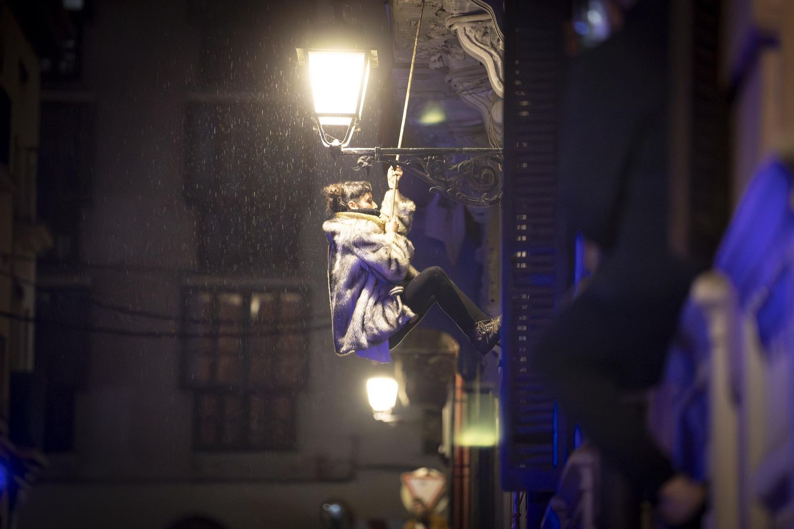 Todas las imágenes: una okupa trepa con cuerda para acceder al piso ocupado en Granada