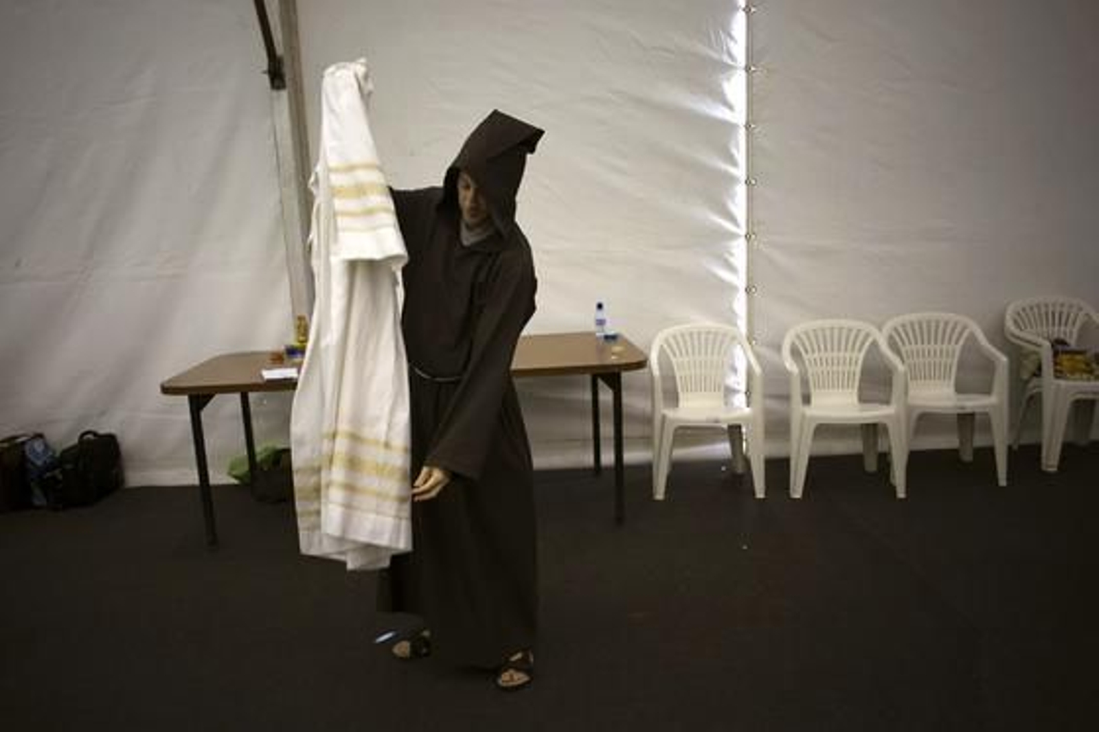 Miles de personas acuden al acto de beatificación de Fray Leopoldo en la base aérea de Armilla. / AFP