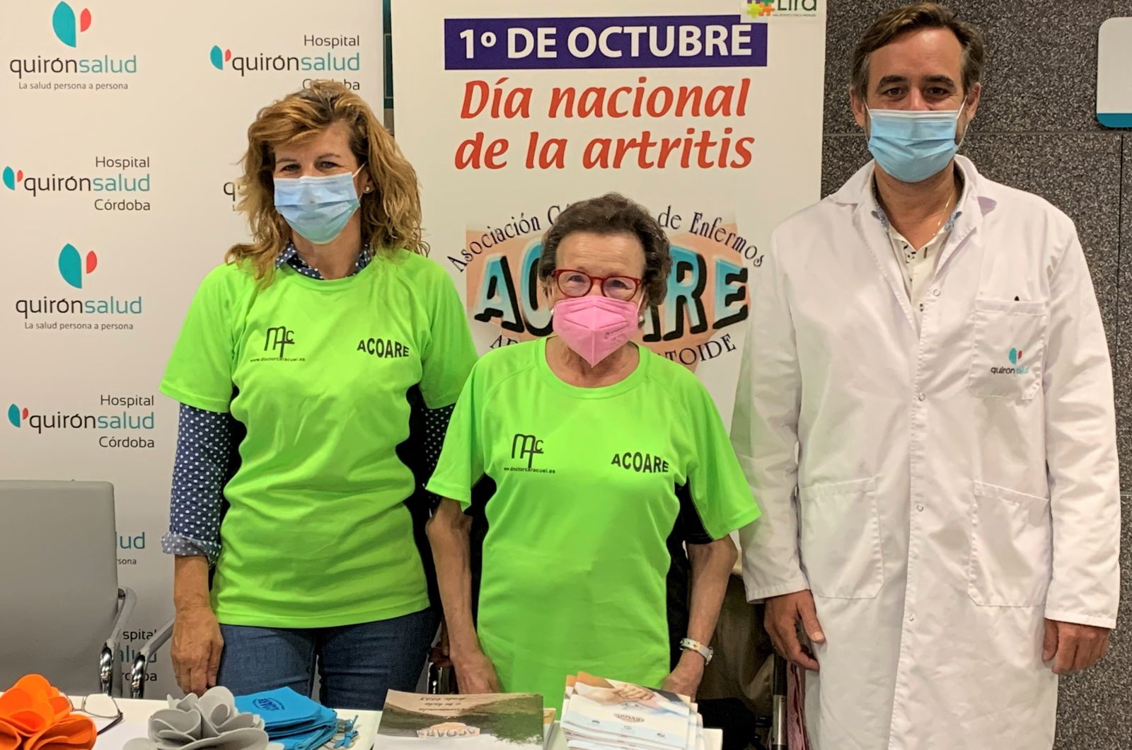 Mesa informativa sobre la artritis.