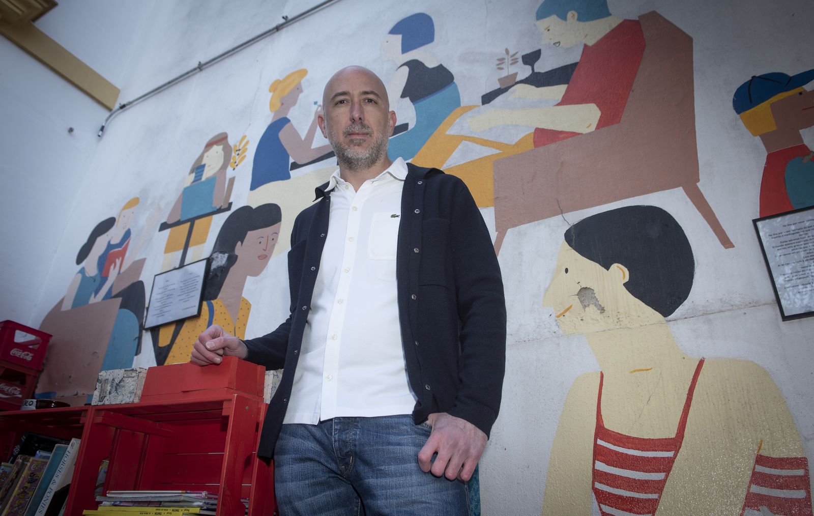 El periodista Miguel Macías en la cafetería 'El viajero sedentario' ubicada en la Alameda de Hércules.