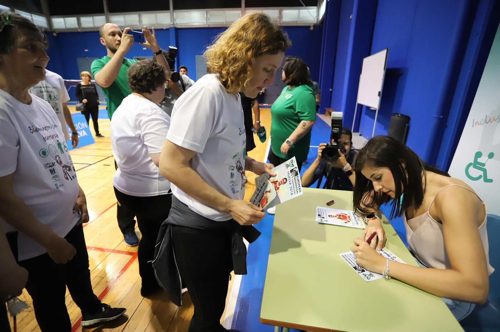 Imágenes de Carolina Marín en el Palacio de deportes, con la asociación Inclusivo, que ella misma Amadrina