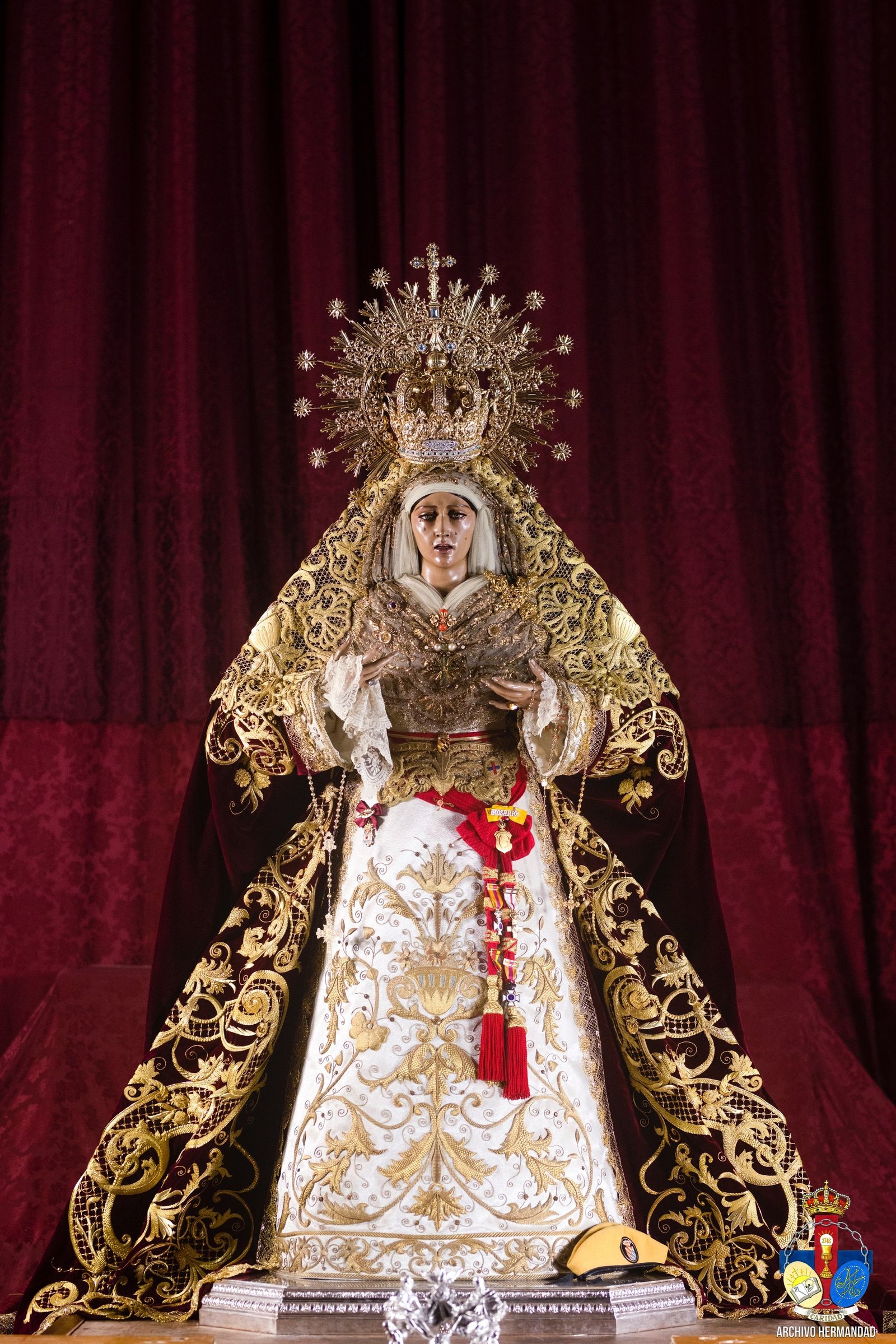 La Virgen del Rosario preparada para su rosario