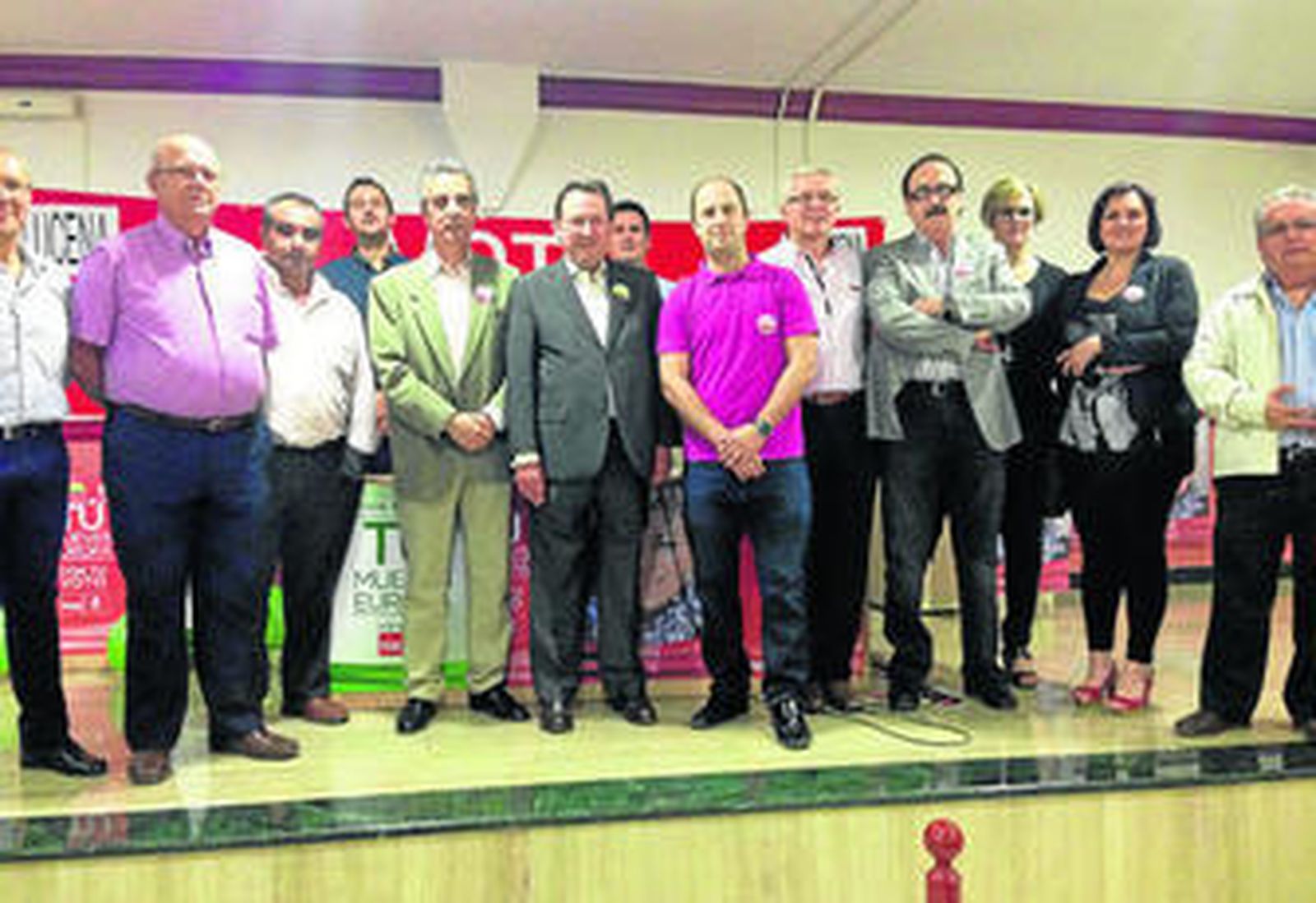 El consejero, en el centro, ayer durante su encuentro con el PSOE lucentino.