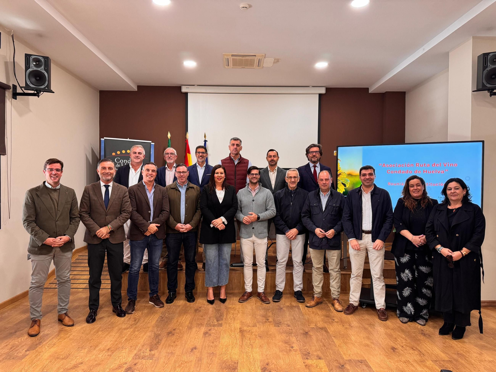 Representantes políticos de las entidades públicas que forman la asociación Ruta del Vino Condado de Huelva.