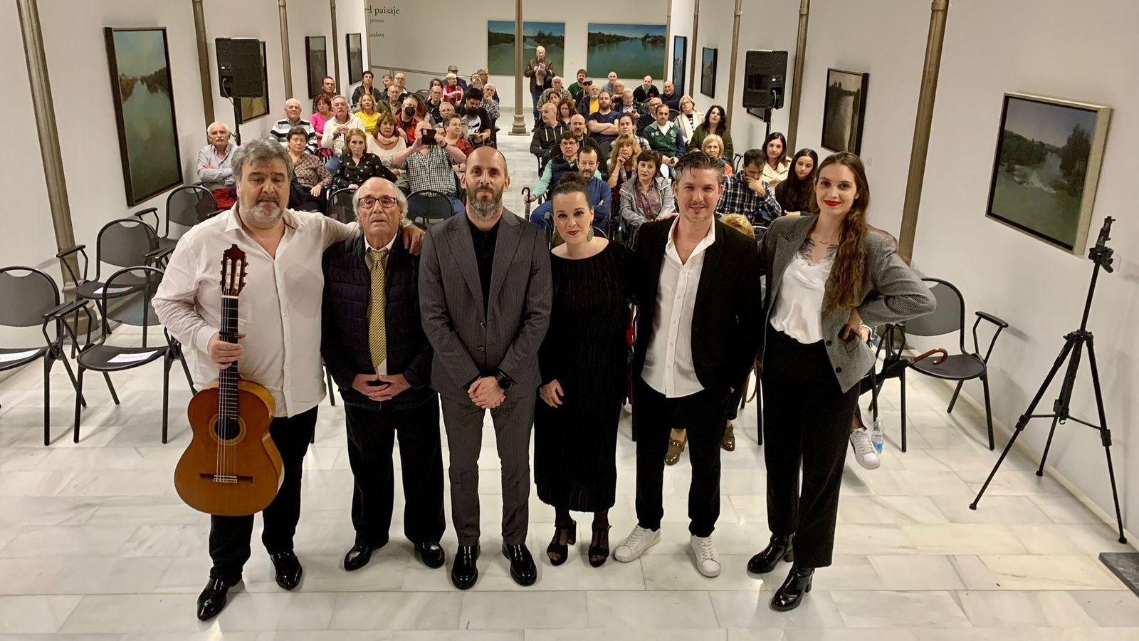 Foto de familia de la actuación en el Teatro Cómico.