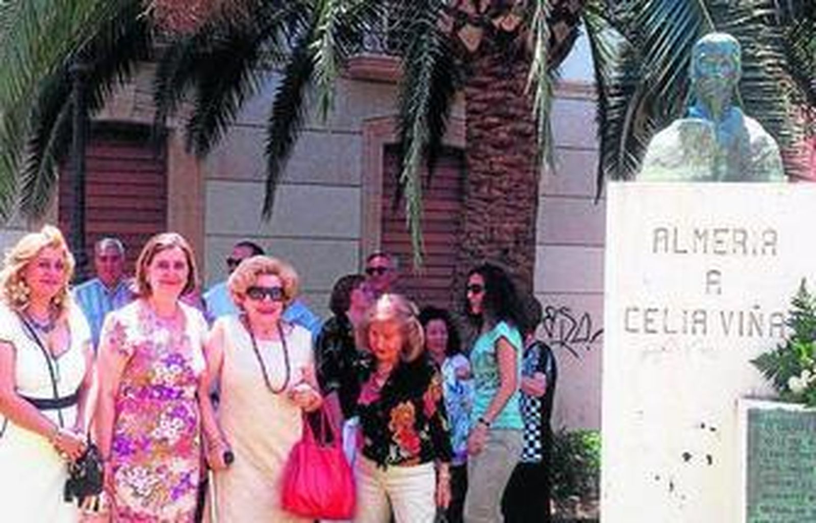Mari Luz Segovia y María Dolores Durán ante el busto de Celia Viñas.
