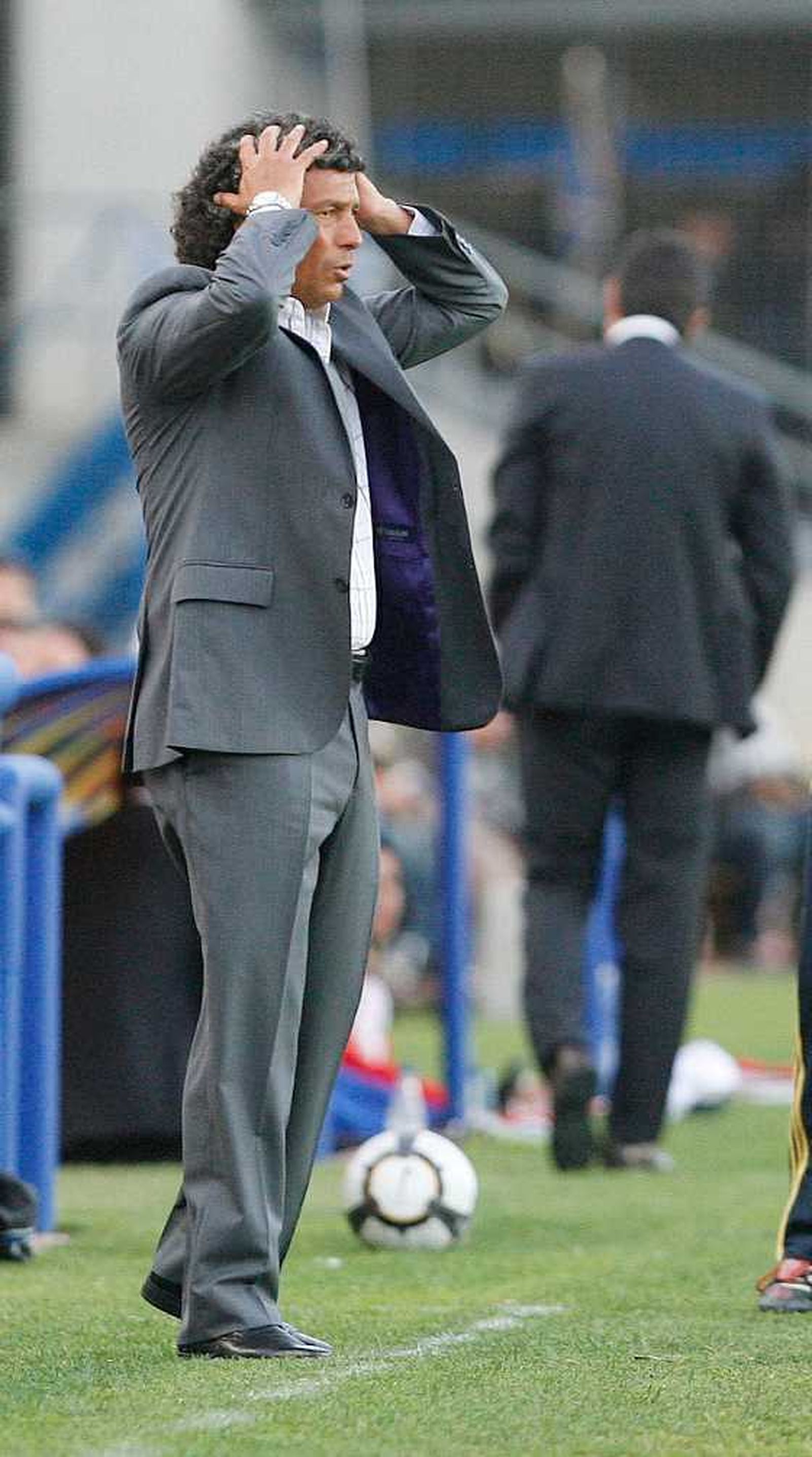 Néstor Gorosito se lleva las manos a la cabeza tras una ocasión que su equipo falló.

Foto: Pascual